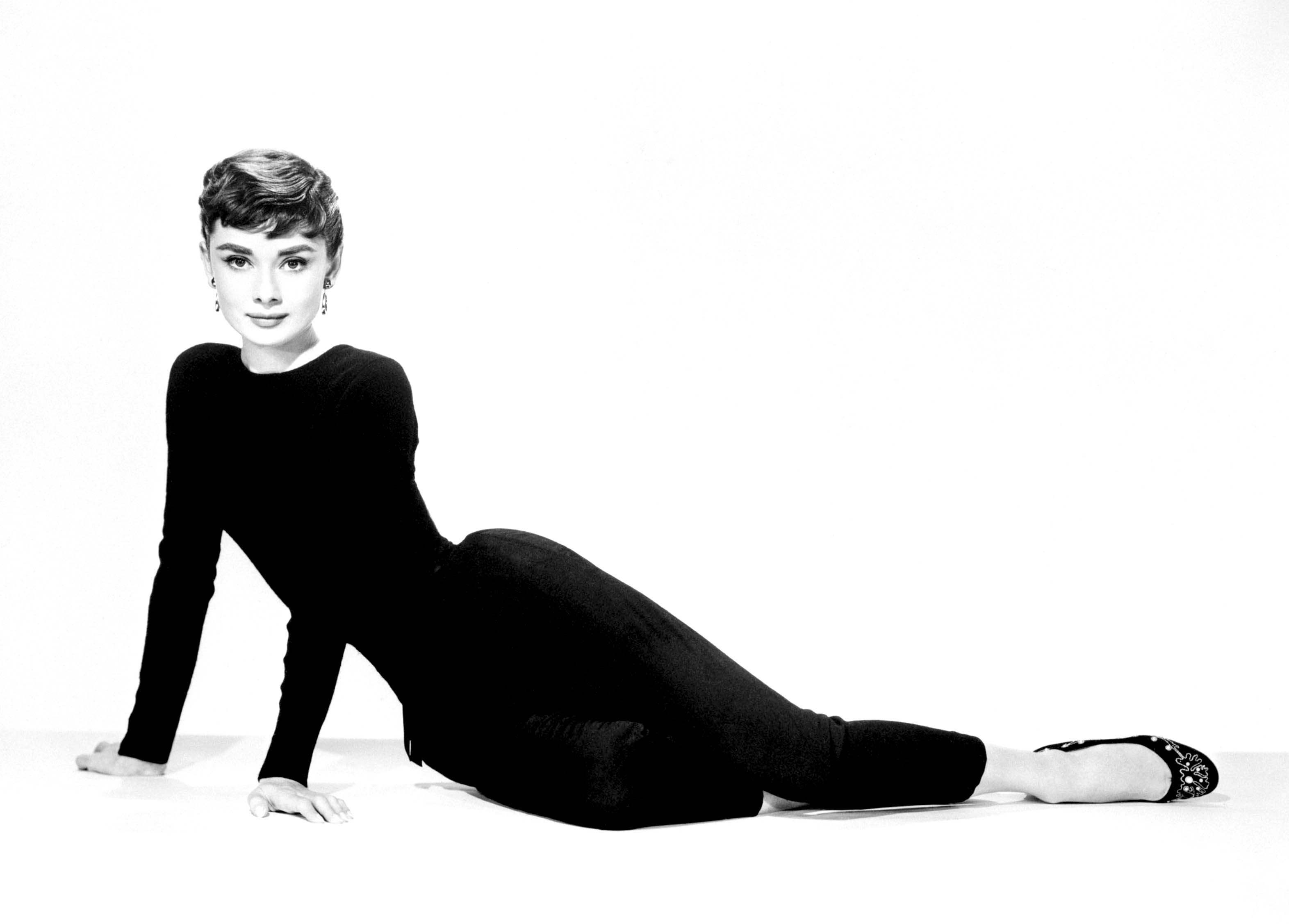 Audrey Hepburn in a black dress HD Wallpaper