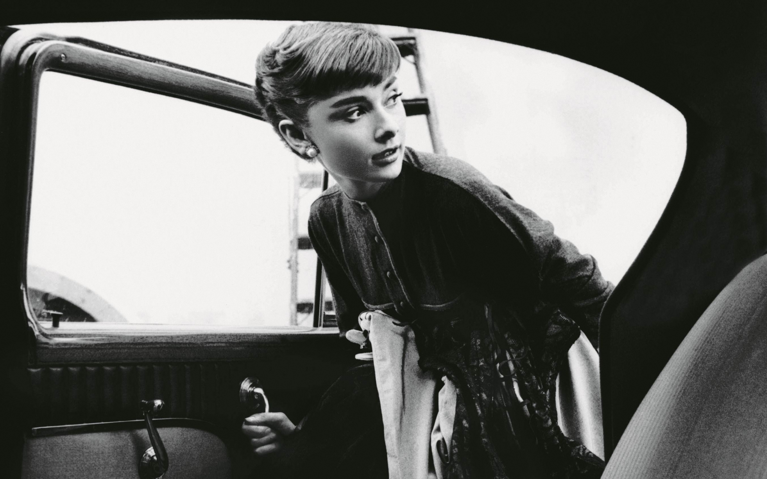 Audrey Hepburn in a car HD Wallpaper