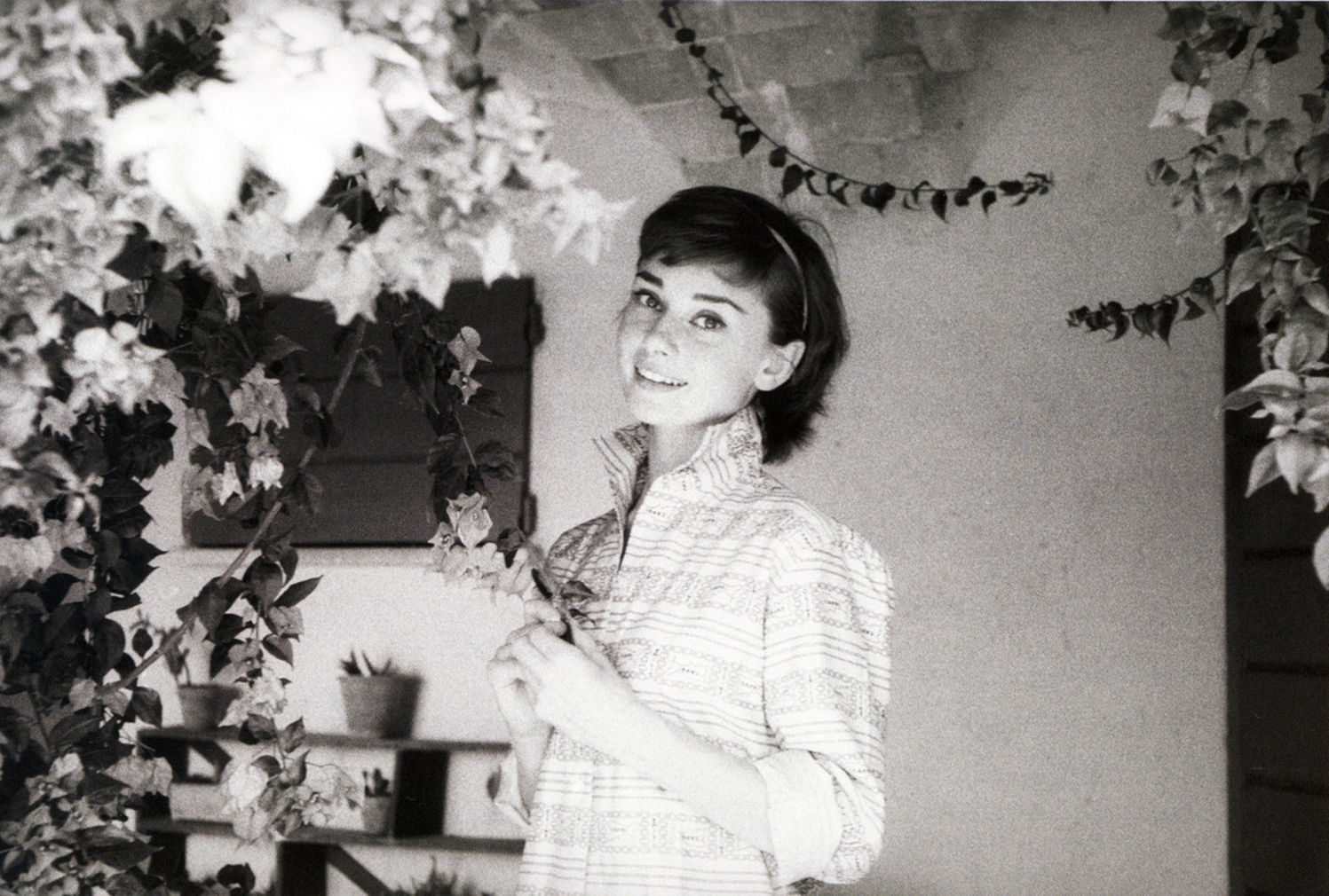 Audrey Hepburn smiling outdoors HD Wallpaper