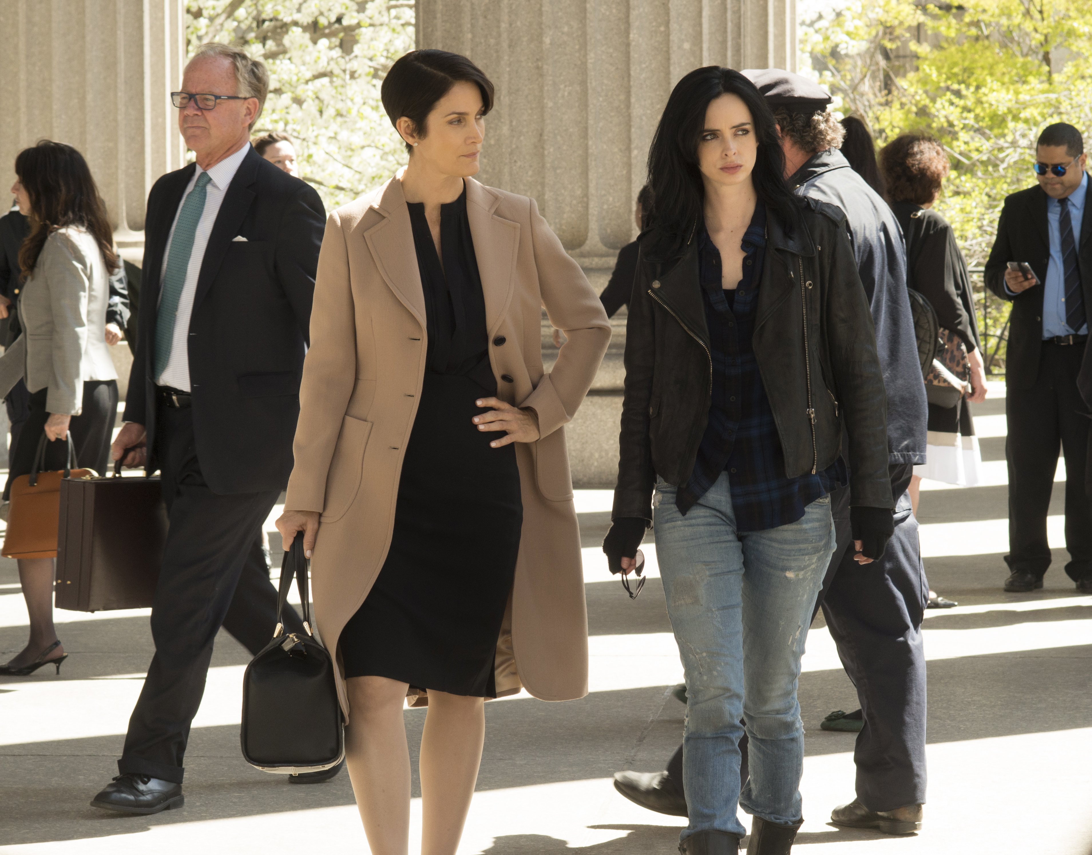 Jessica Jones and lawyer walking outside courthouse HD Wallpaper