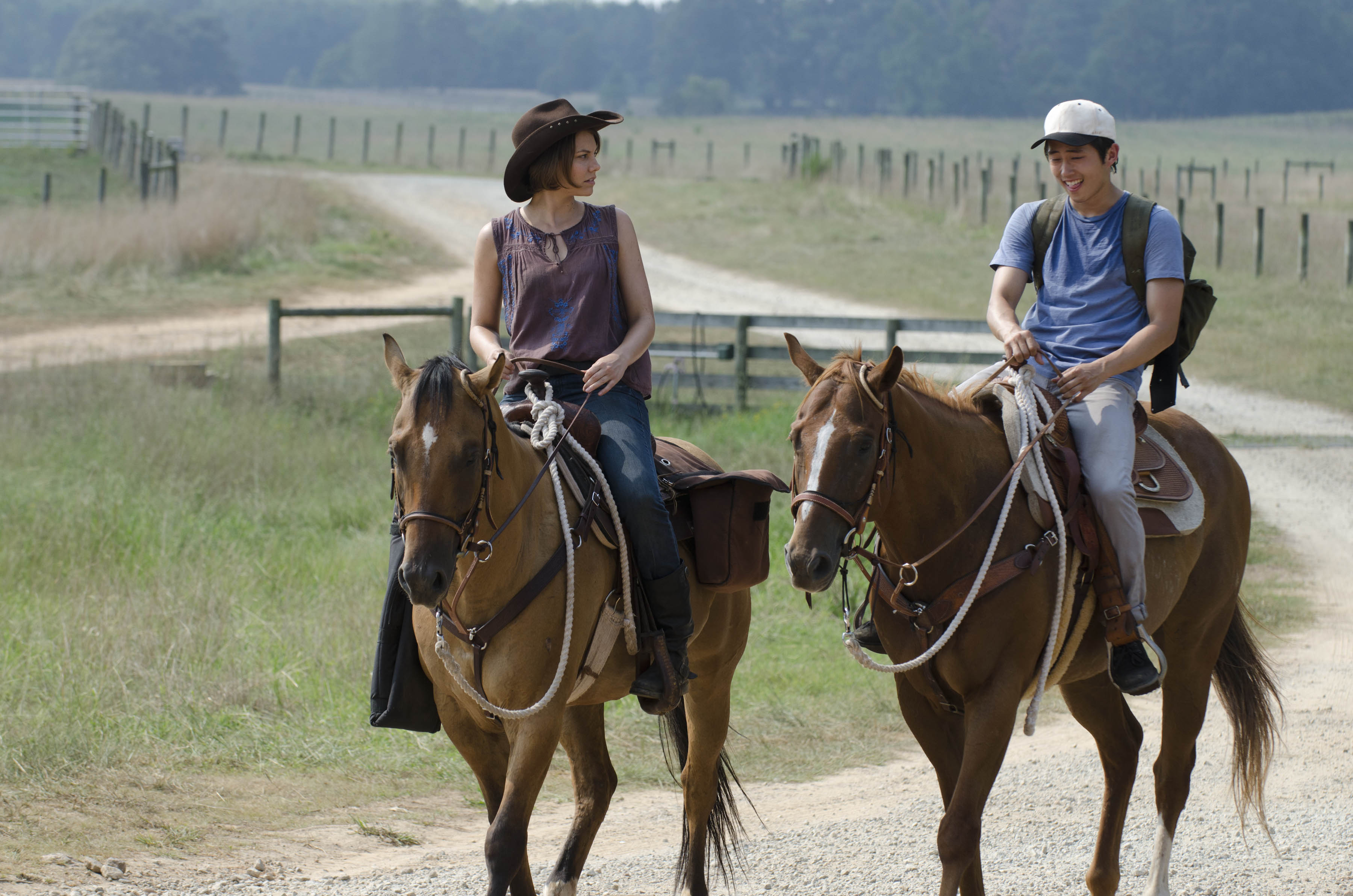 Maggie Greene and Glenn Rhee riding horses HD Wallpaper