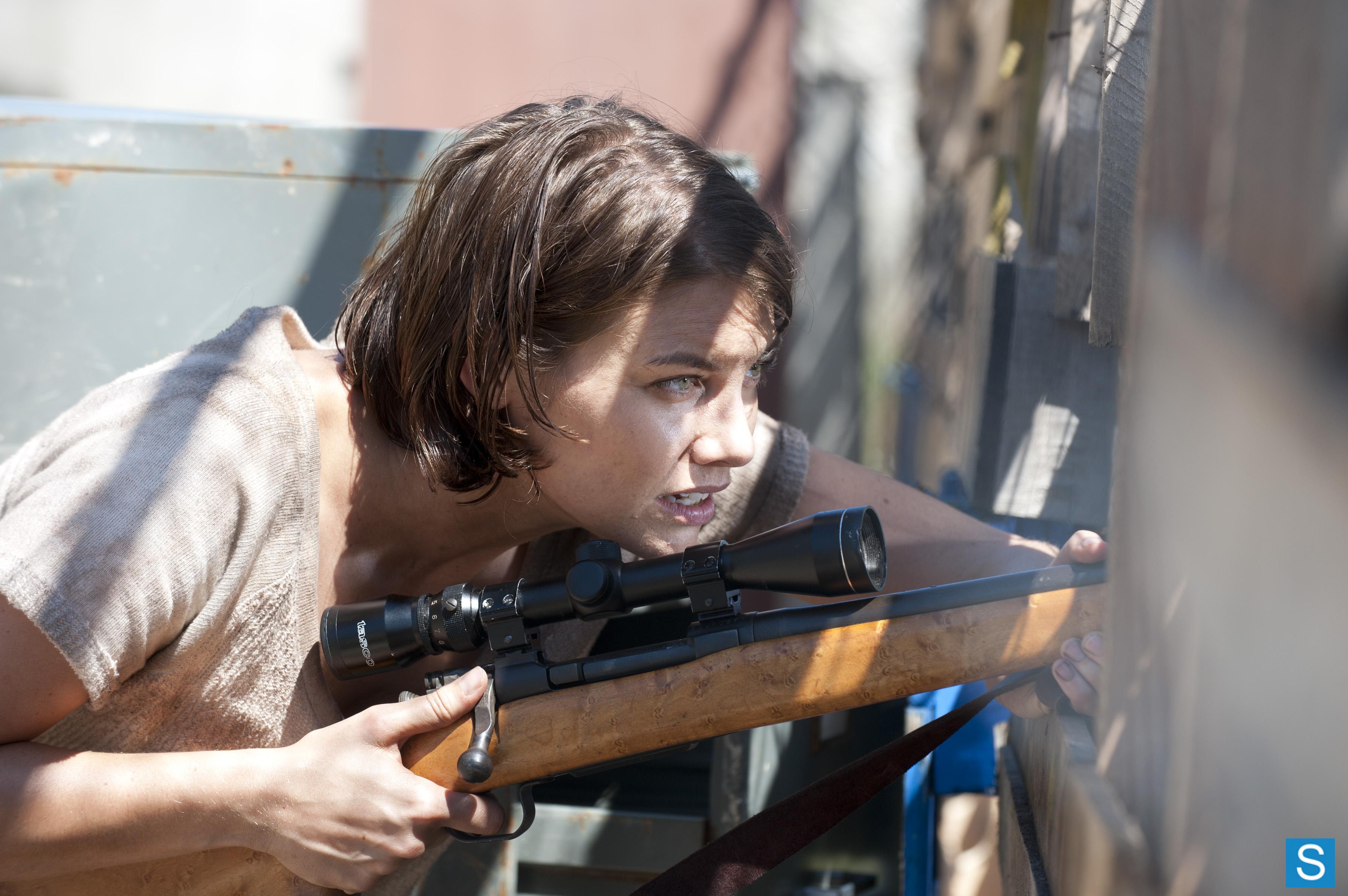 Maggie Greene from The Walking Dead with a rifle HD Wallpaper