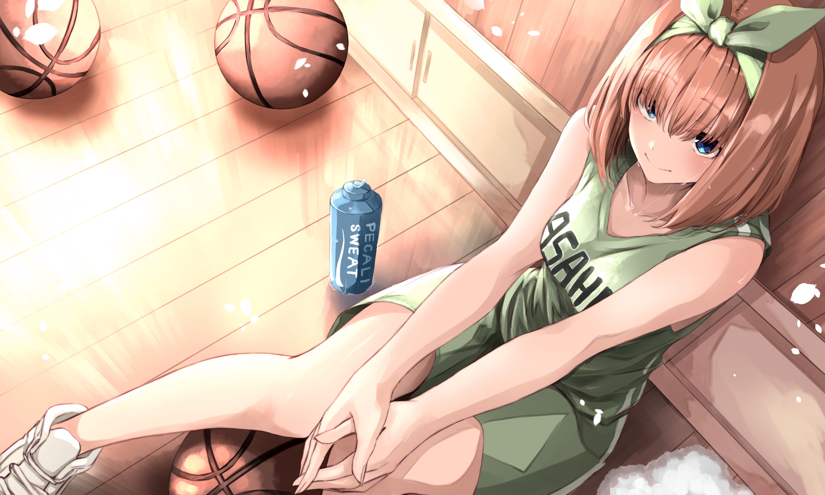 Yotsuba Nakano with basketballs and drink HD Wallpaper