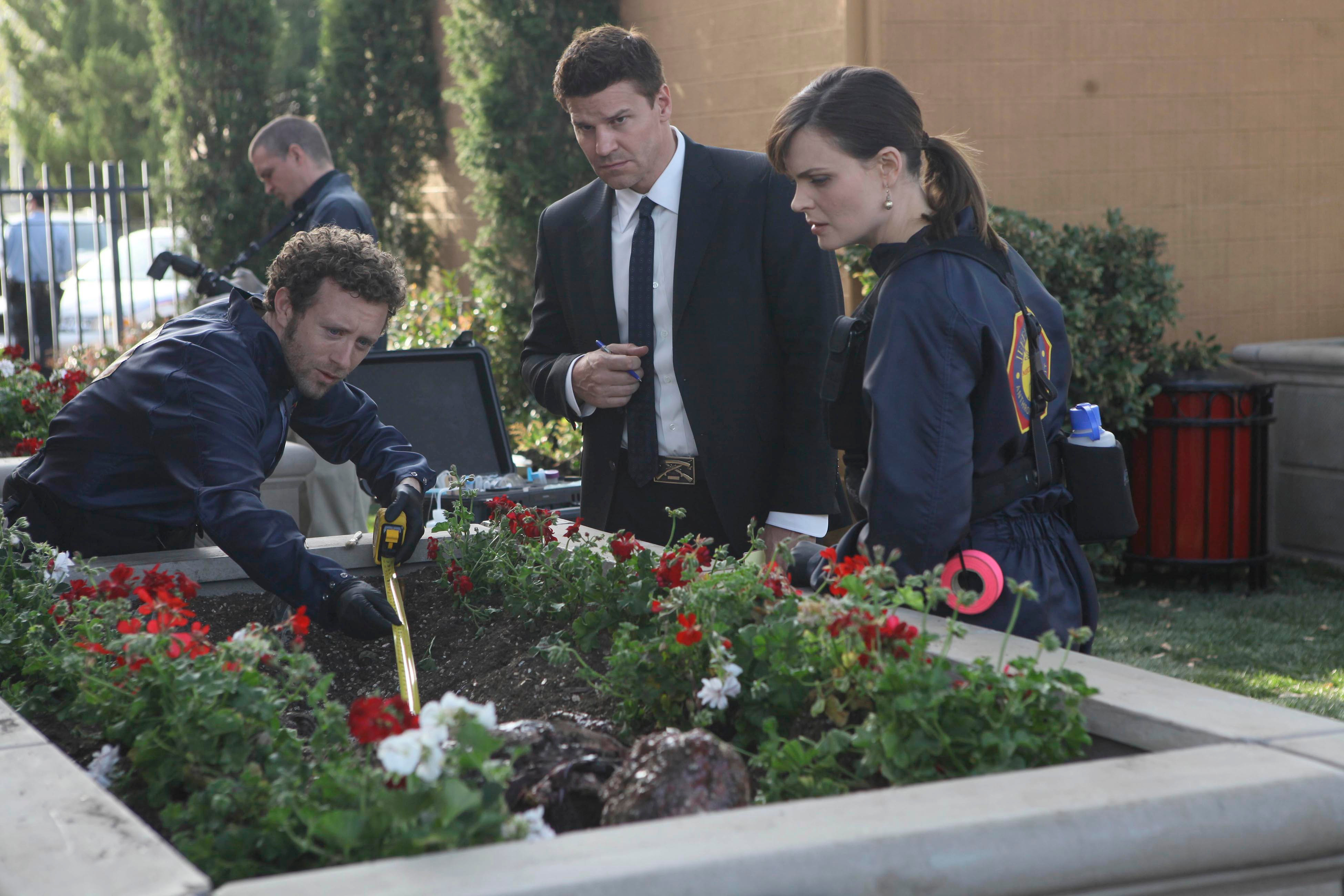 Jack Hodgins at a crime scene HD Wallpaper