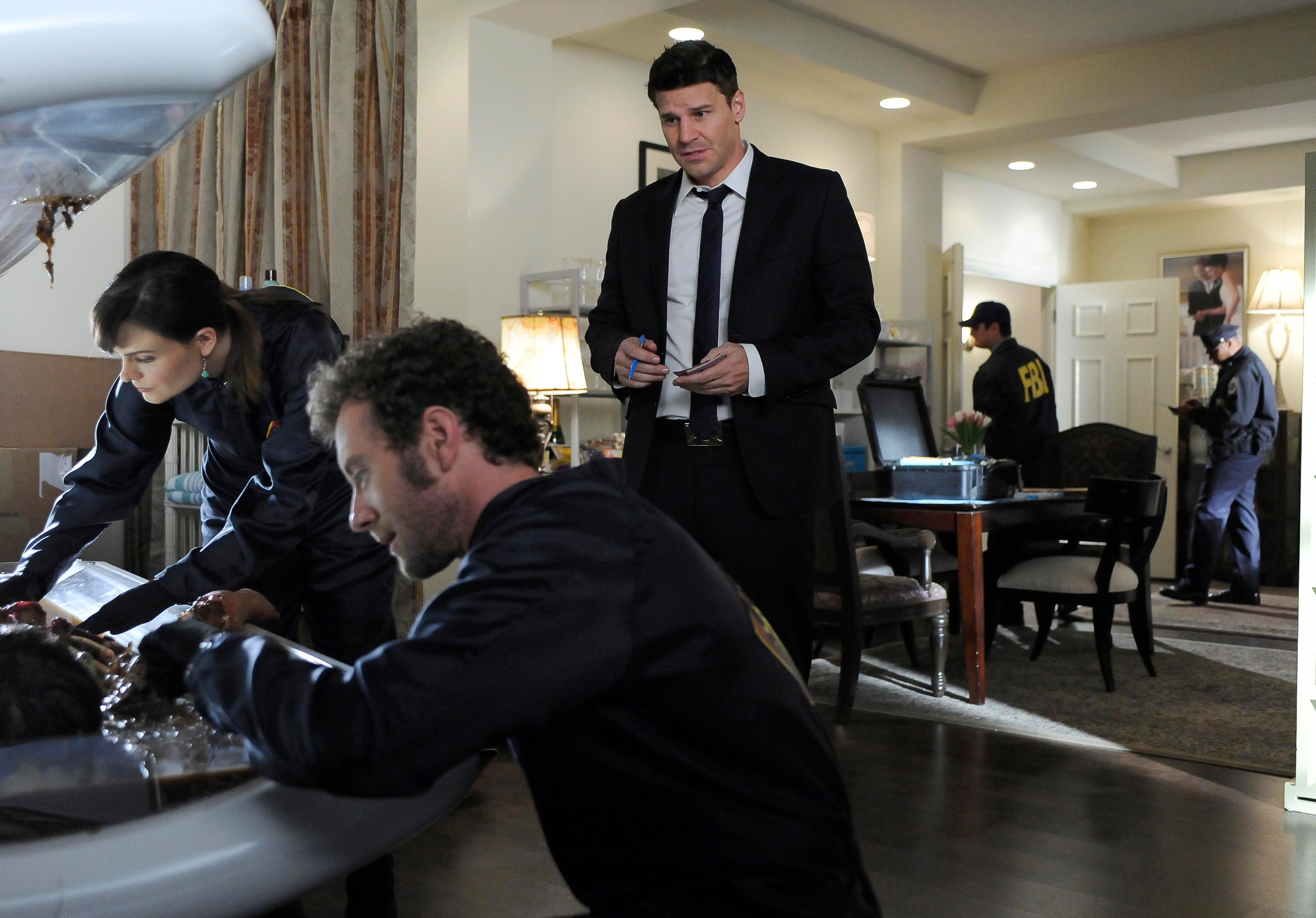 Jack Hodgins and forensic team at crime scene HD Wallpaper