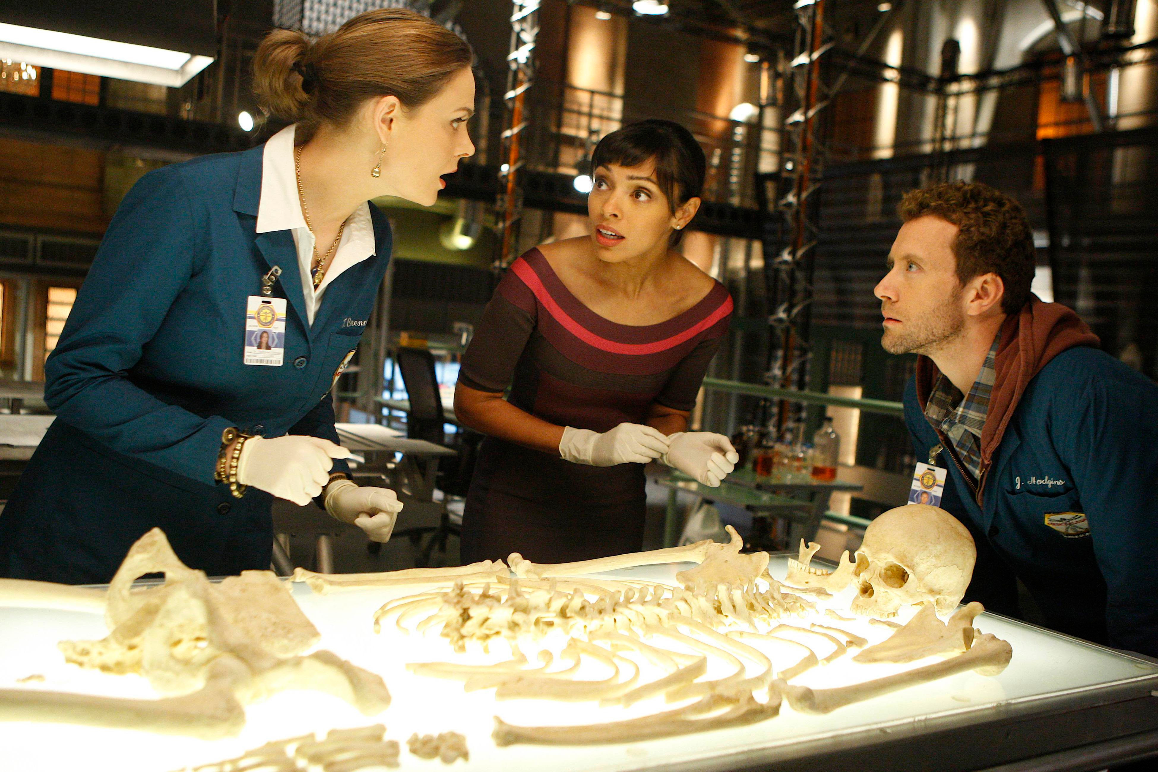 Jack Hodgins and two women examining a skeleton HD Wallpaper