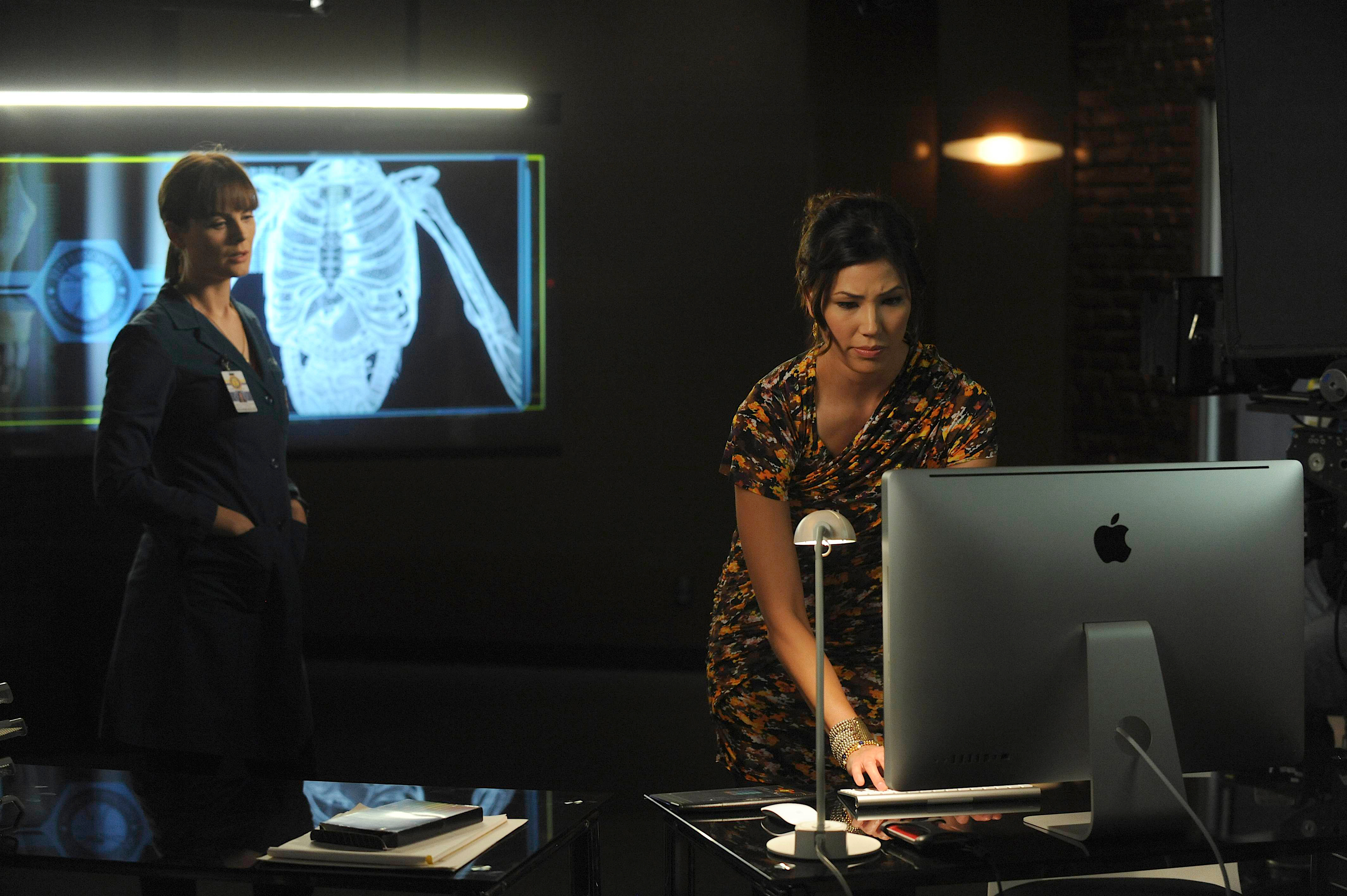 Angela Montenegro in a laboratory HD Wallpaper