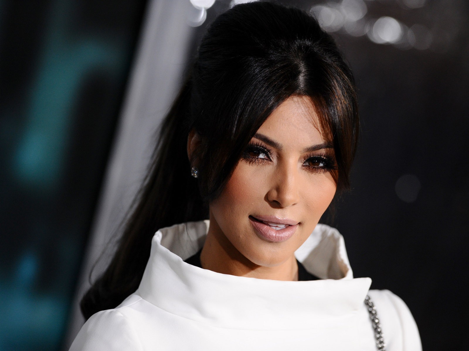 Kim Kardashian HD Wallpaper