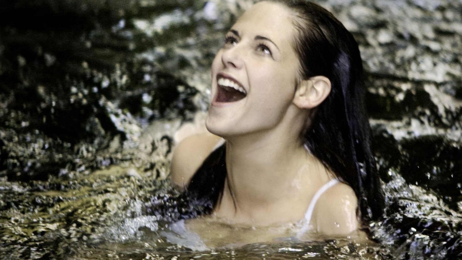 Bella Swan in water HD Wallpaper