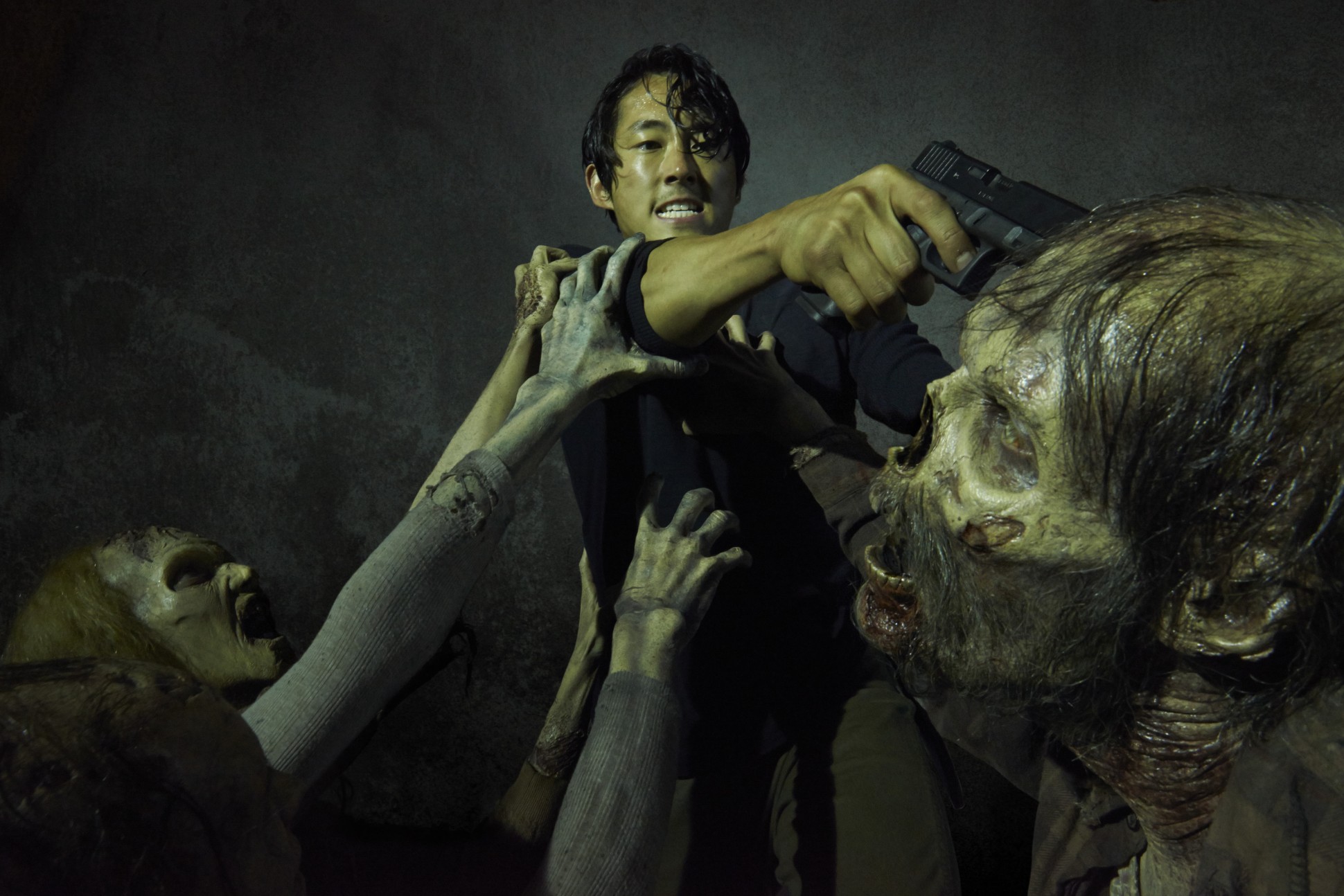 Glenn Rhee fighting zombies HD Wallpaper