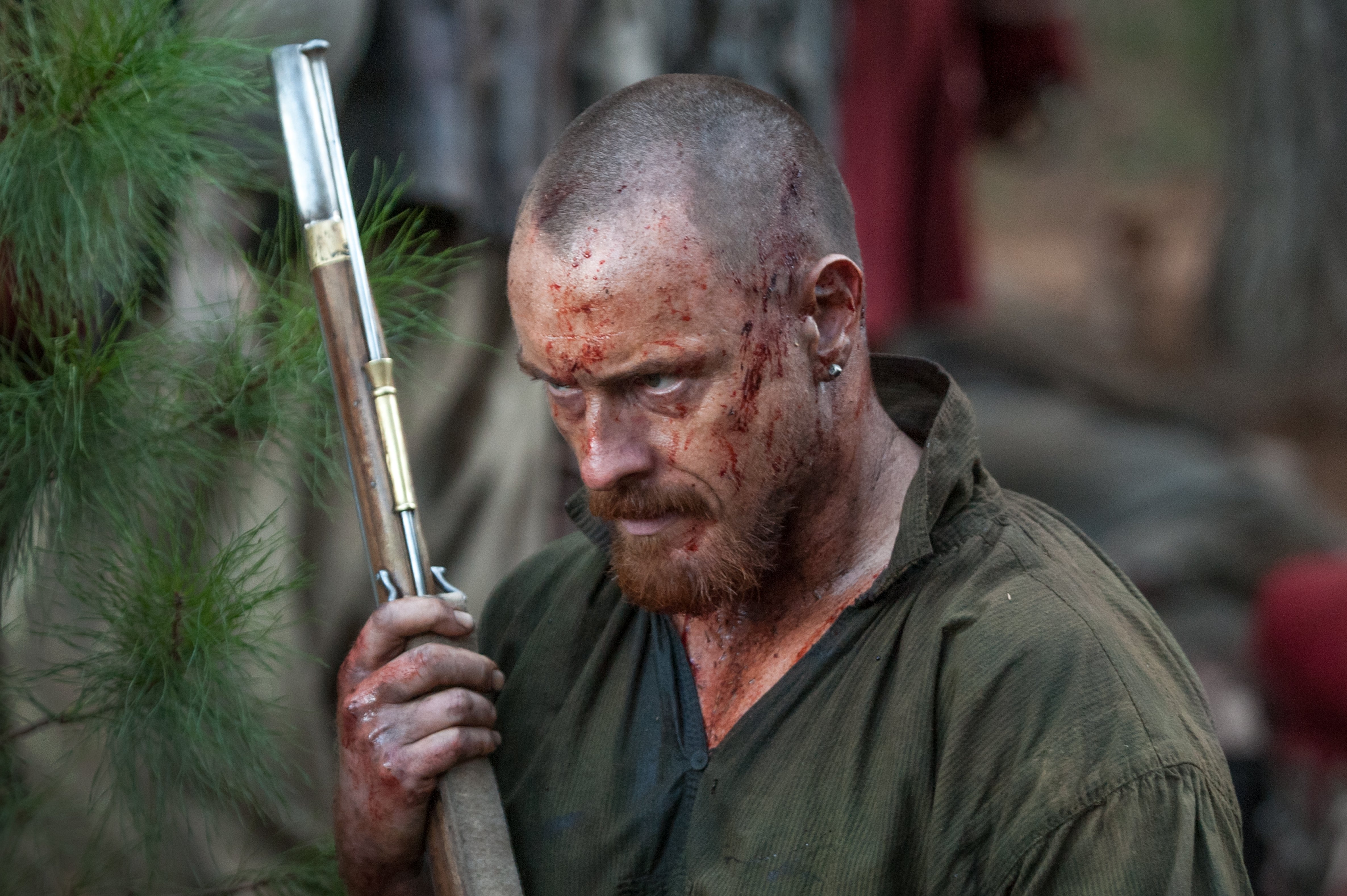 Captain Flint from Black Sails holding a rifle HD Wallpaper