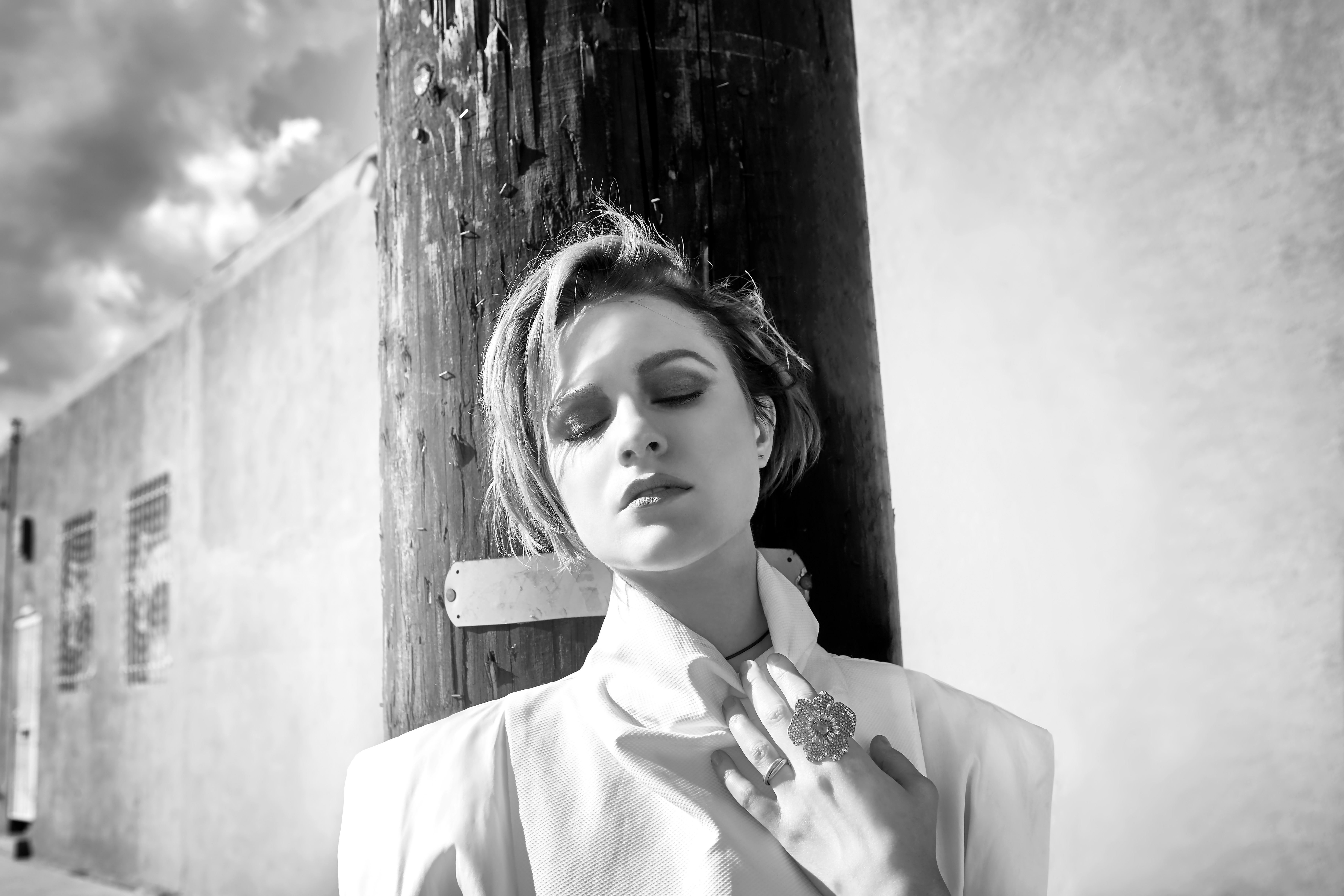 Evan Rachel Wood leaning against a wooden pole HD Wallpaper