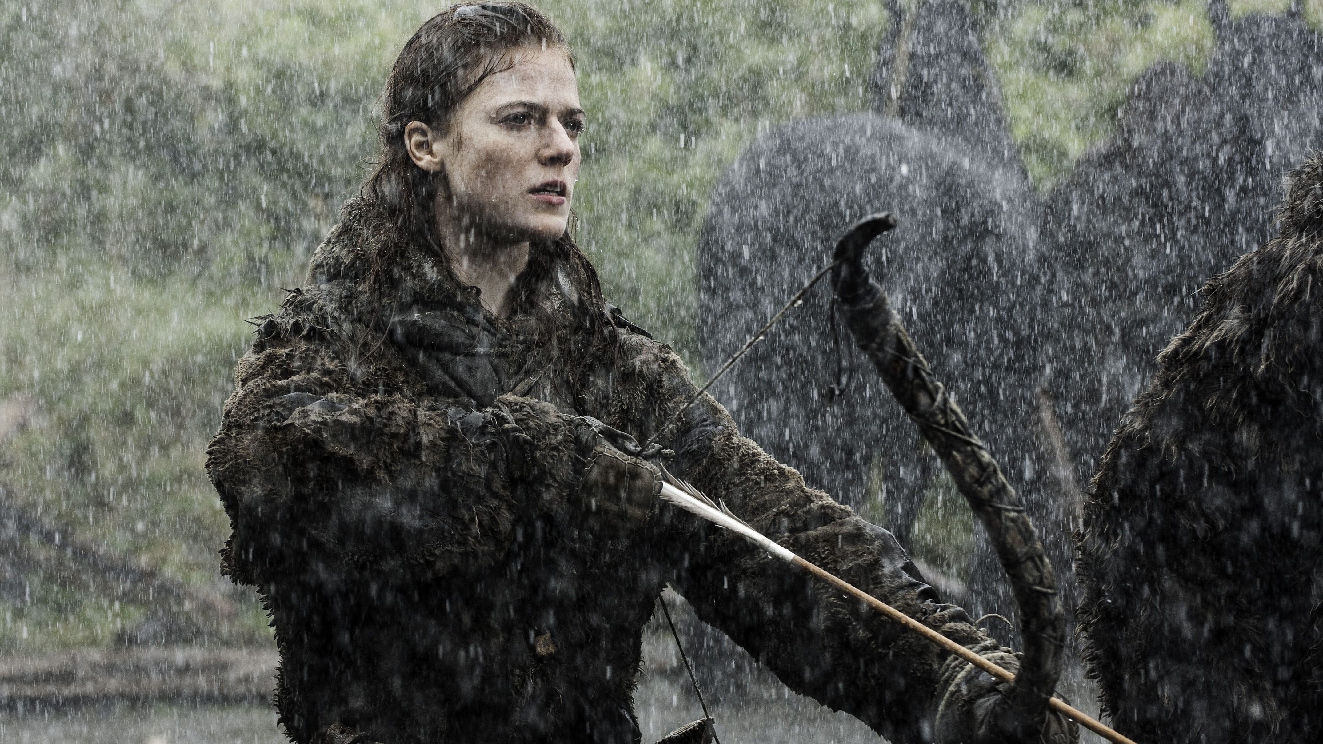 Ygritte from Game of Thrones aiming a bow in the rain HD Wallpaper