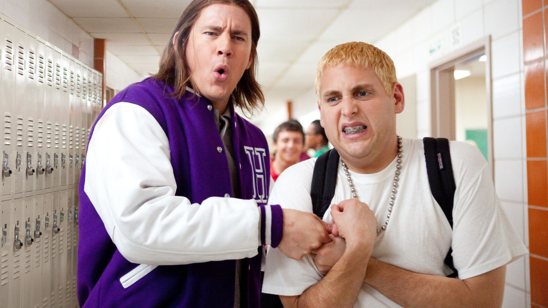 Channing Tatum and Jonah Hill in a school hallway HD Wallpaper