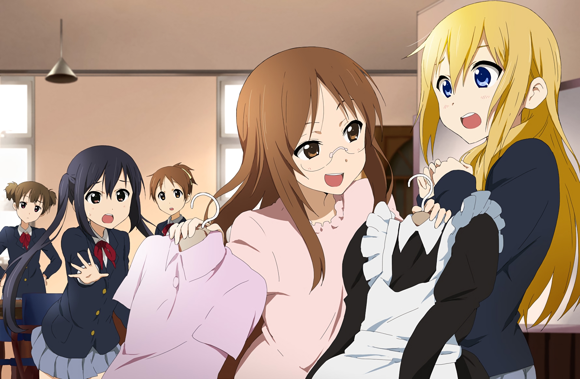 Ui Hirasawa and friends holding clothes HD Wallpaper