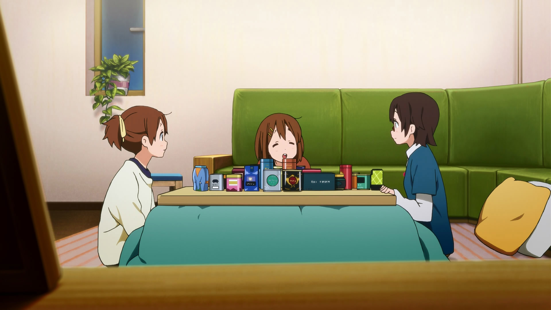 Ui Hirasawa from K-On! sitting at a table HD Wallpaper