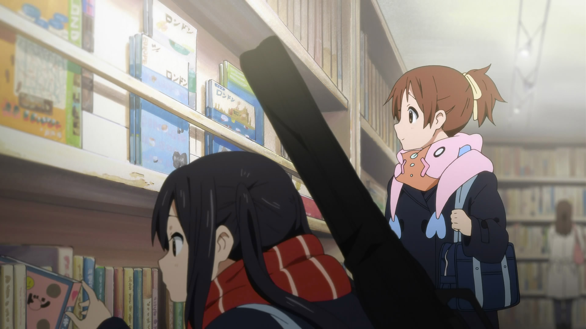 Ui Hirasawa in a library HD Wallpaper