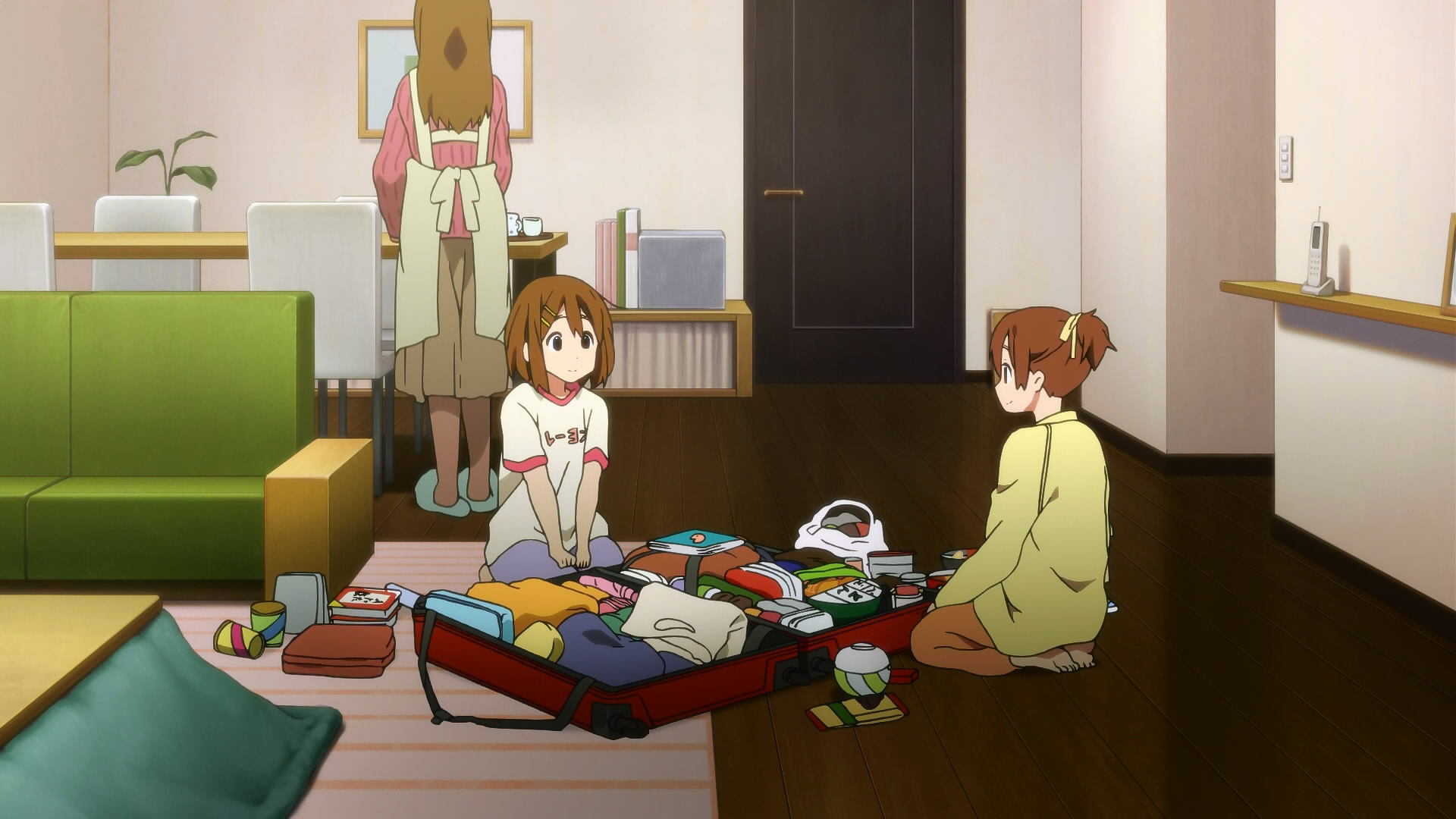 Ui Hirasawa packing a suitcase HD Wallpaper