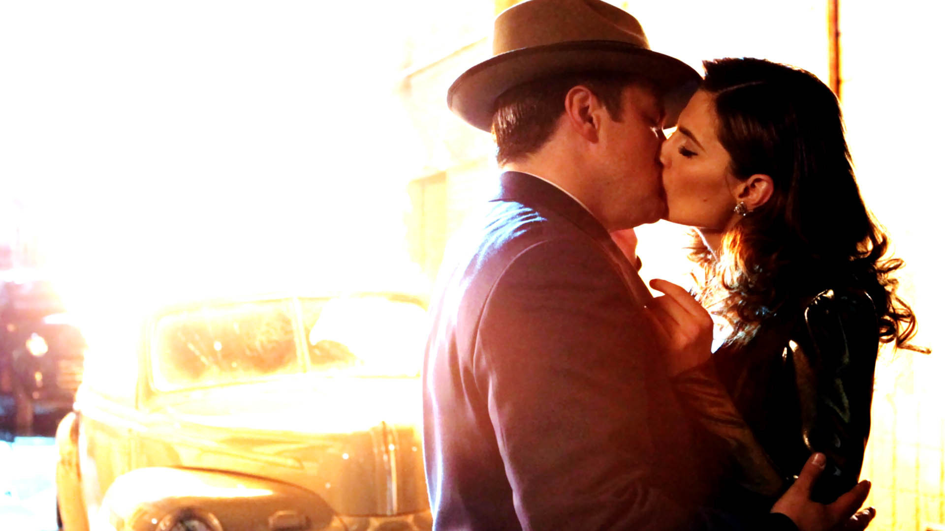 Richard Castle kissing a woman in a fedora HD Wallpaper