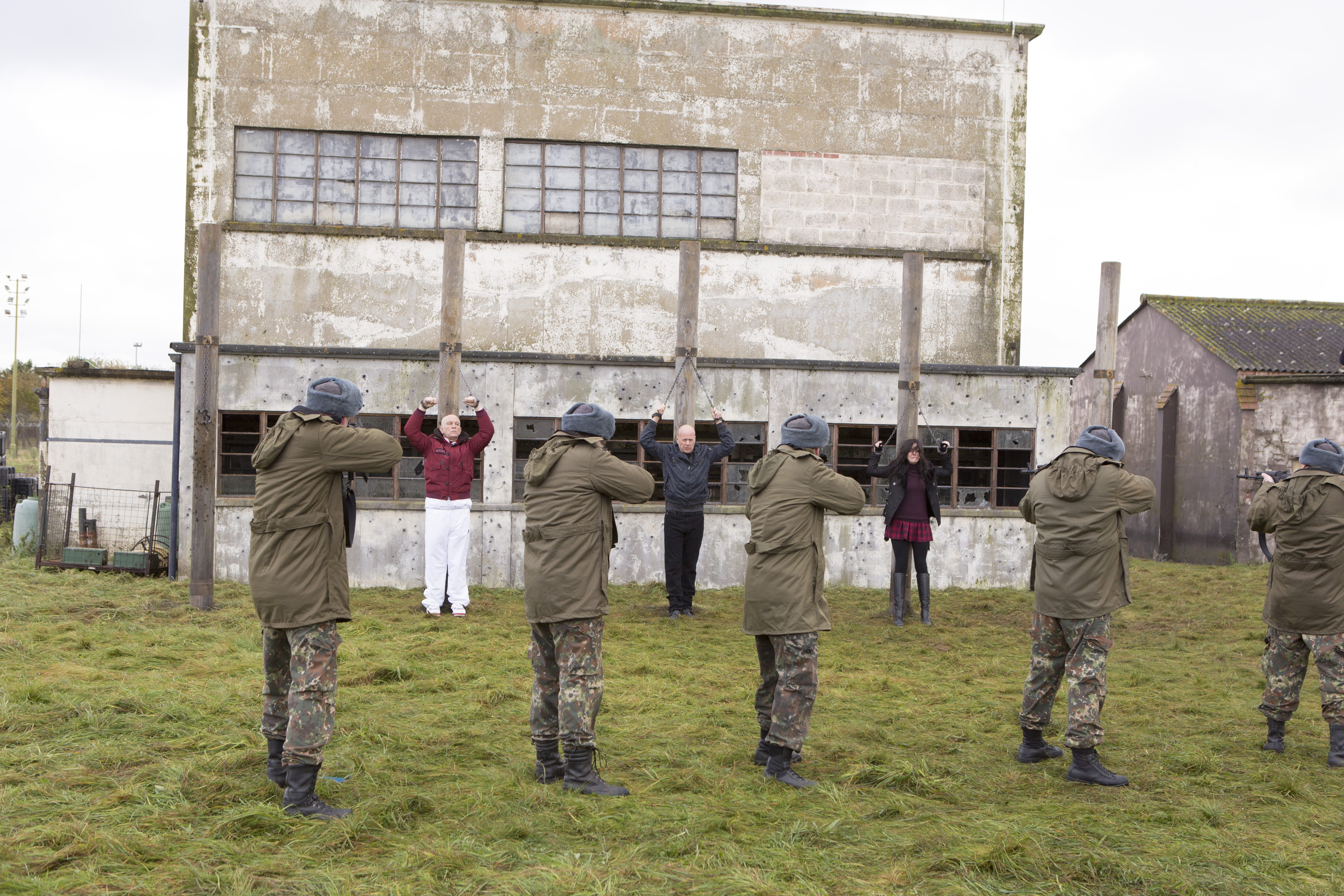 Frank Moses and hostages in front of a building HD Wallpaper