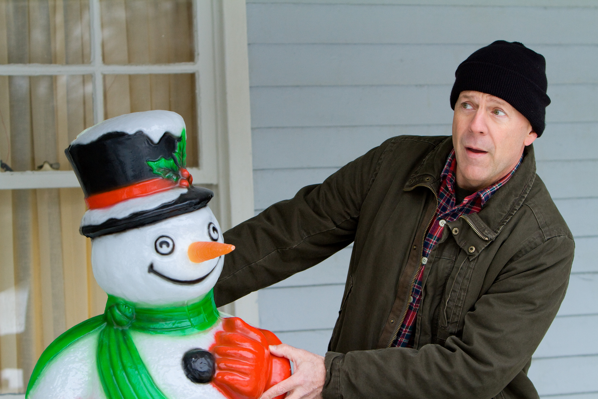 Frank Moses with a snowman decoration HD Wallpaper