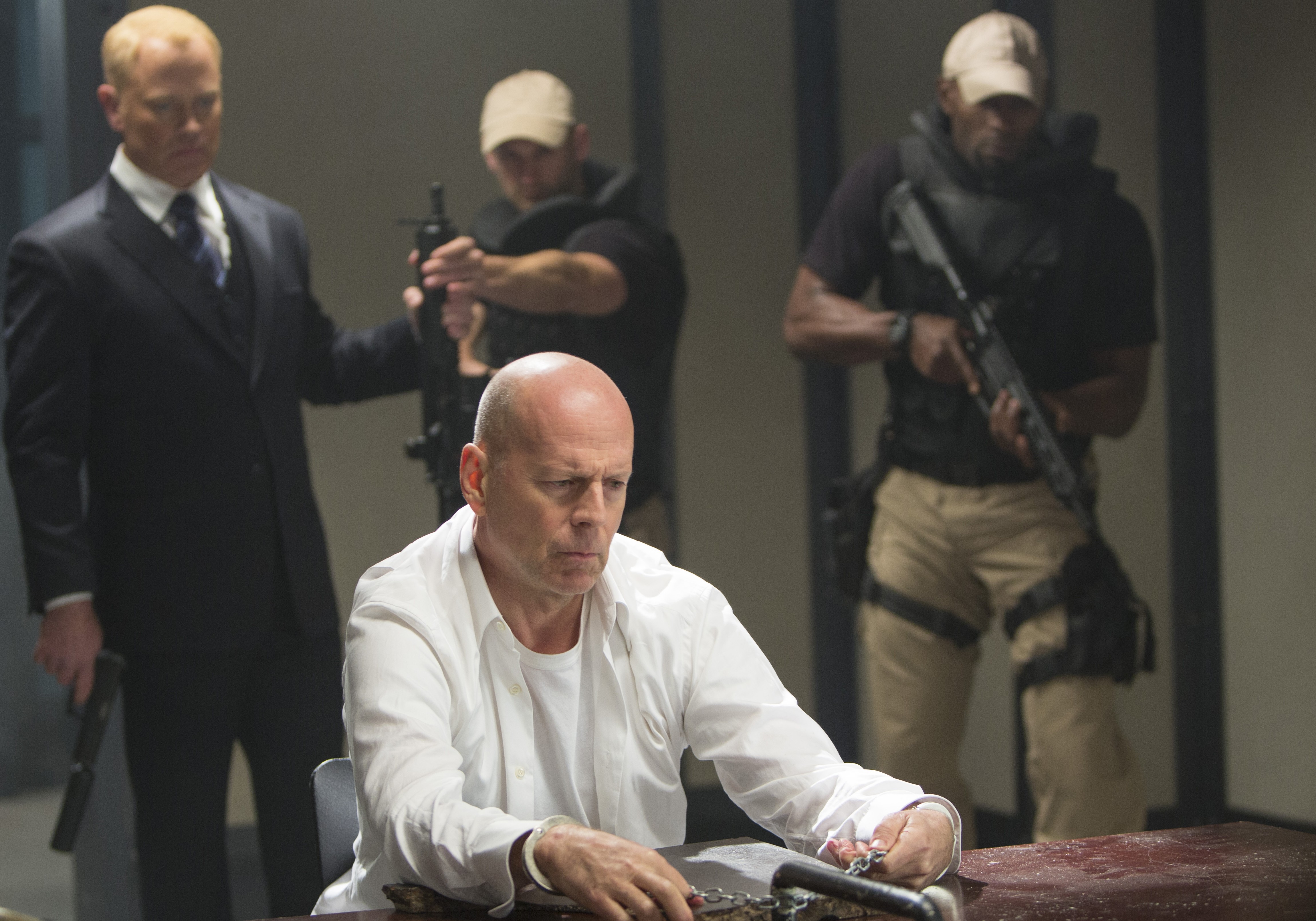 Frank Moses in a prison cell with guards HD Wallpaper