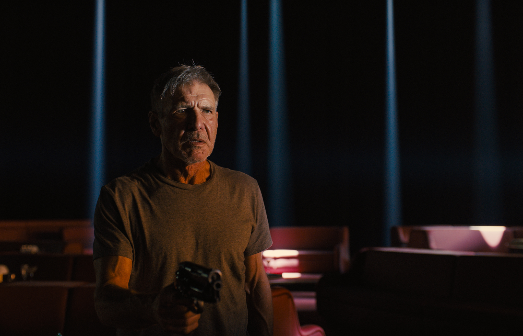 Rick Deckard holding a gun HD Wallpaper