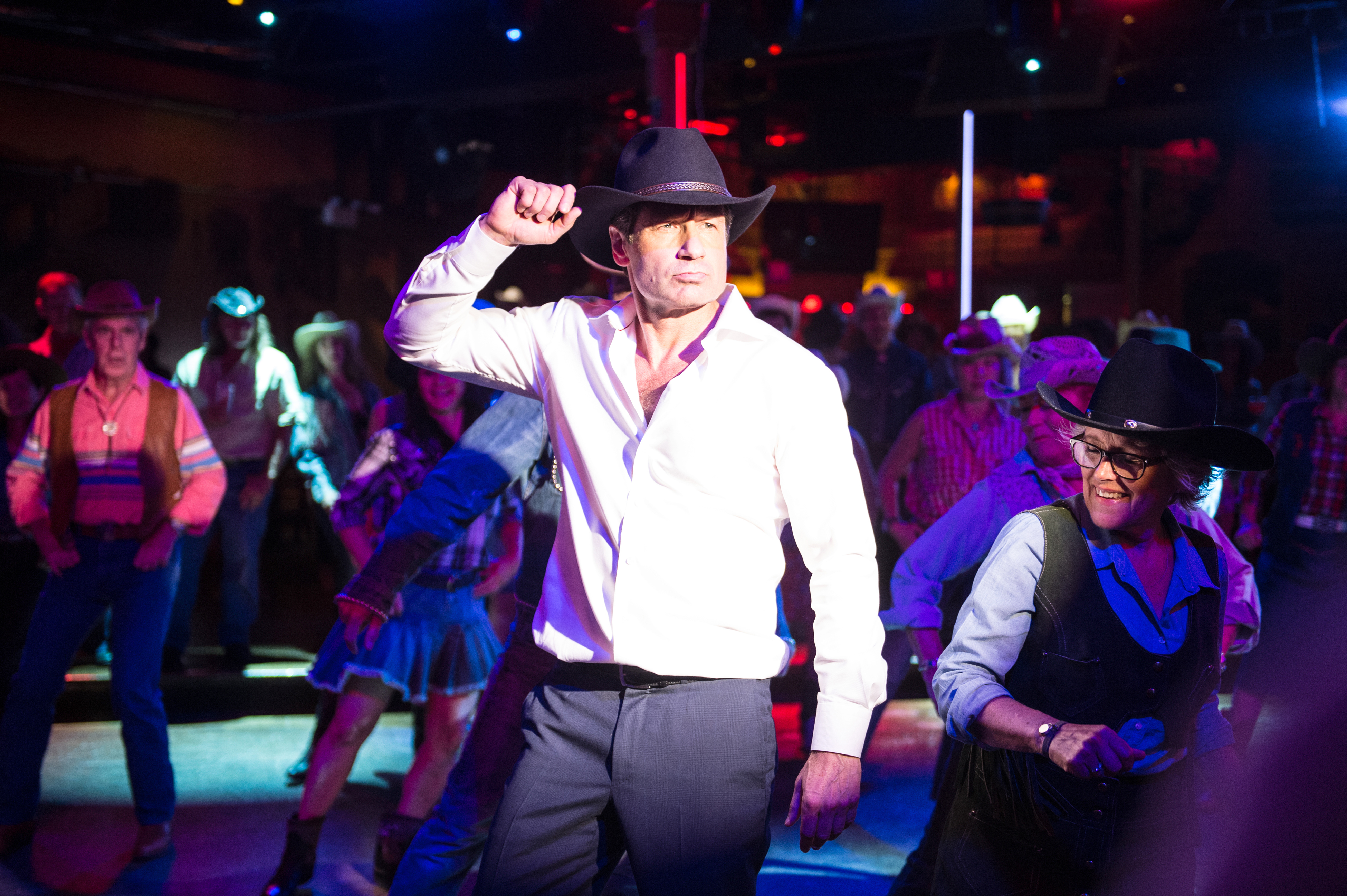 David Duchovny as Fox Mulder dancing at a country bar HD Wallpaper