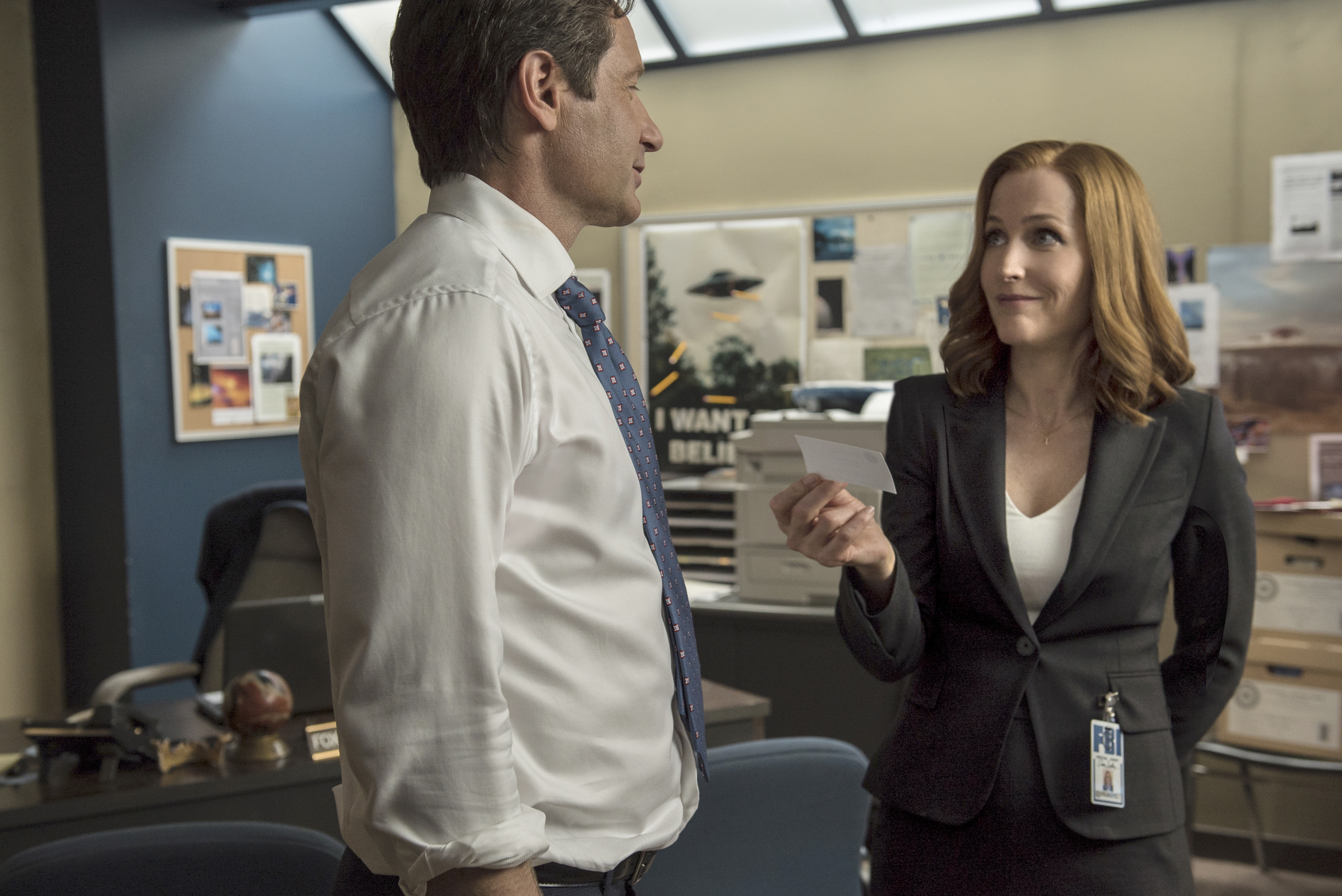 Fox Mulder and Dana Scully from The X-Files HD Wallpaper