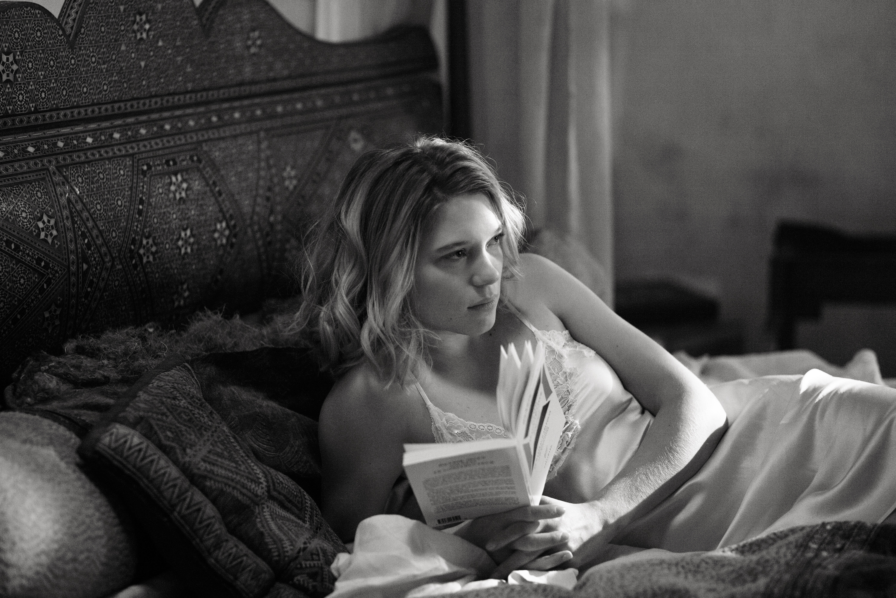 Léa Seydoux reading in bed HD Wallpaper