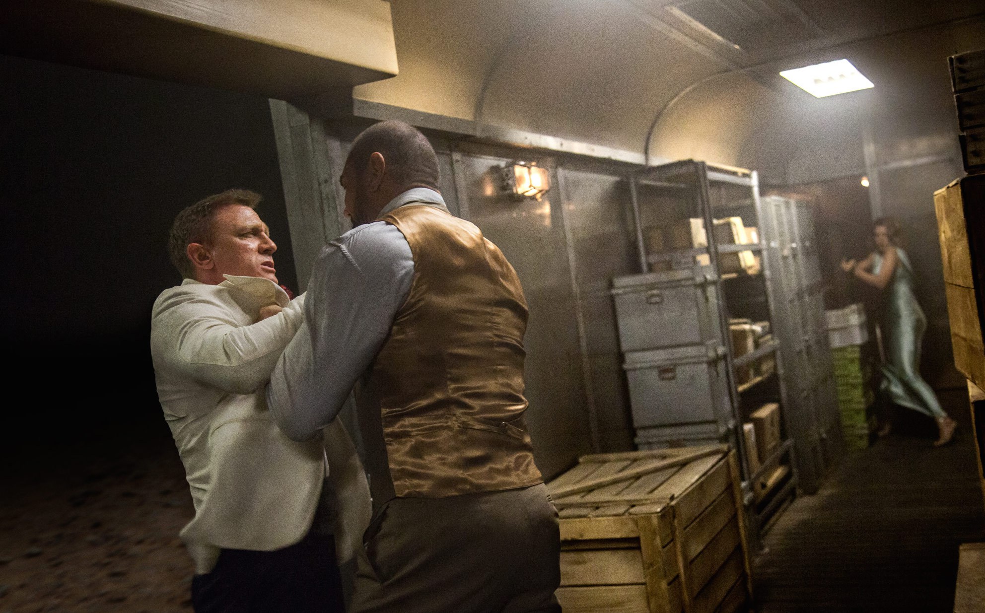 Daniel Craig and Dave Bautista fight on a train HD Wallpaper