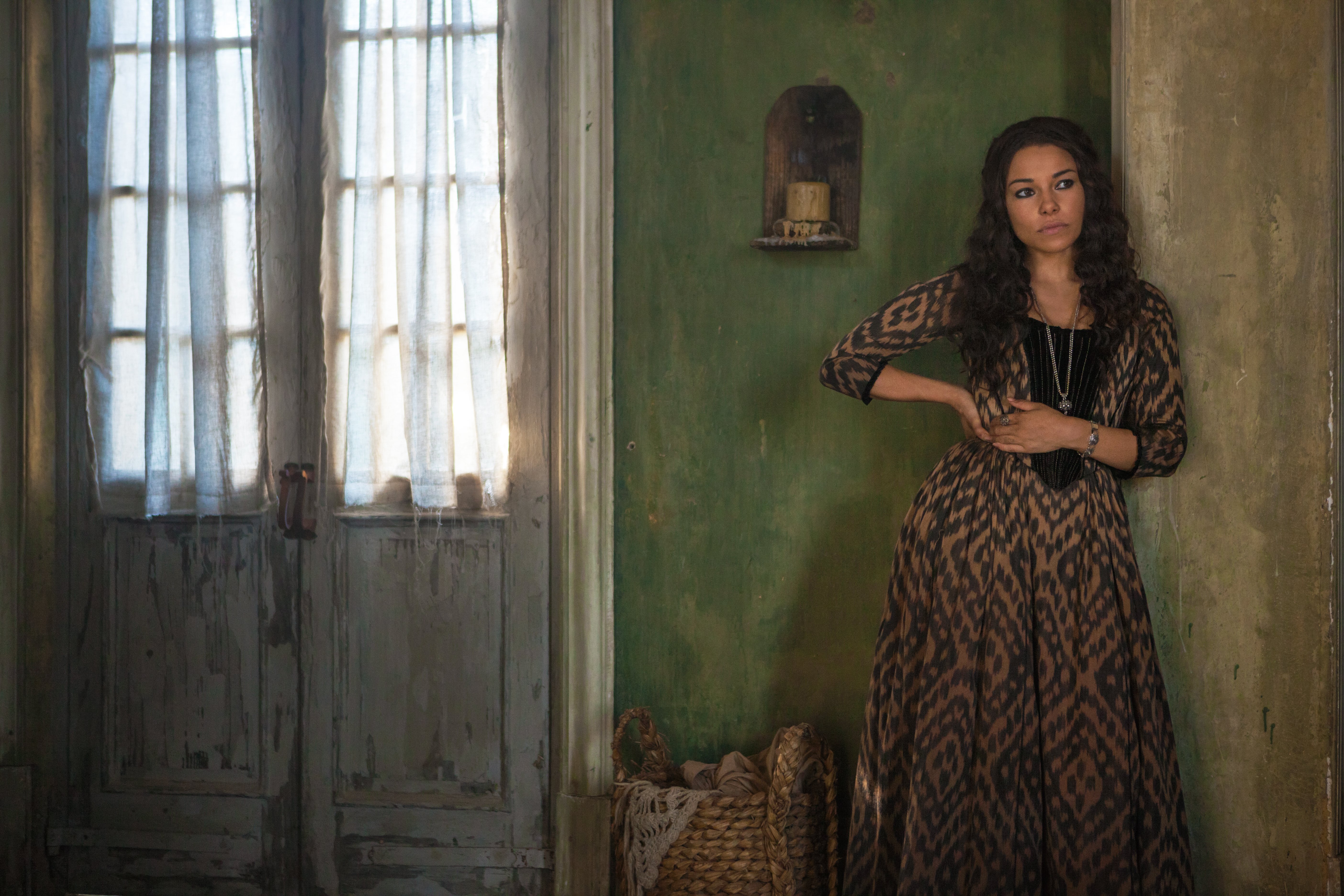 Woman in patterned dress from Black Sails HD Wallpaper