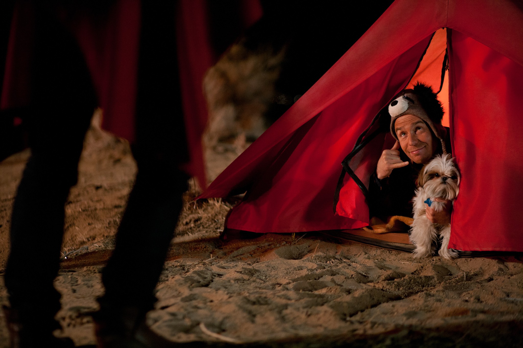 Billy from Seven Psychopaths in a tent with a dog HD Wallpaper