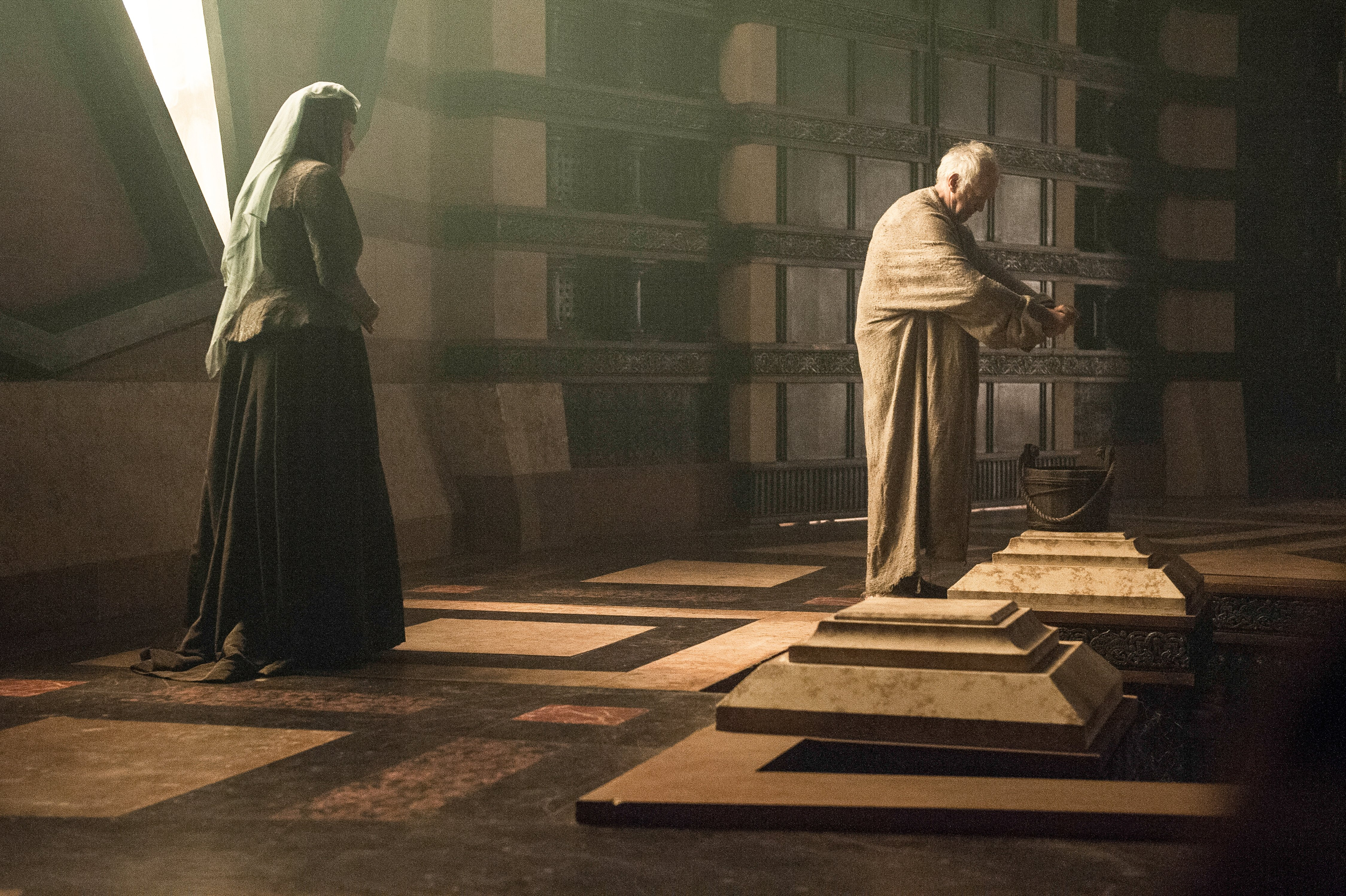 Olenna Tyrell in a dimly lit room HD Wallpaper