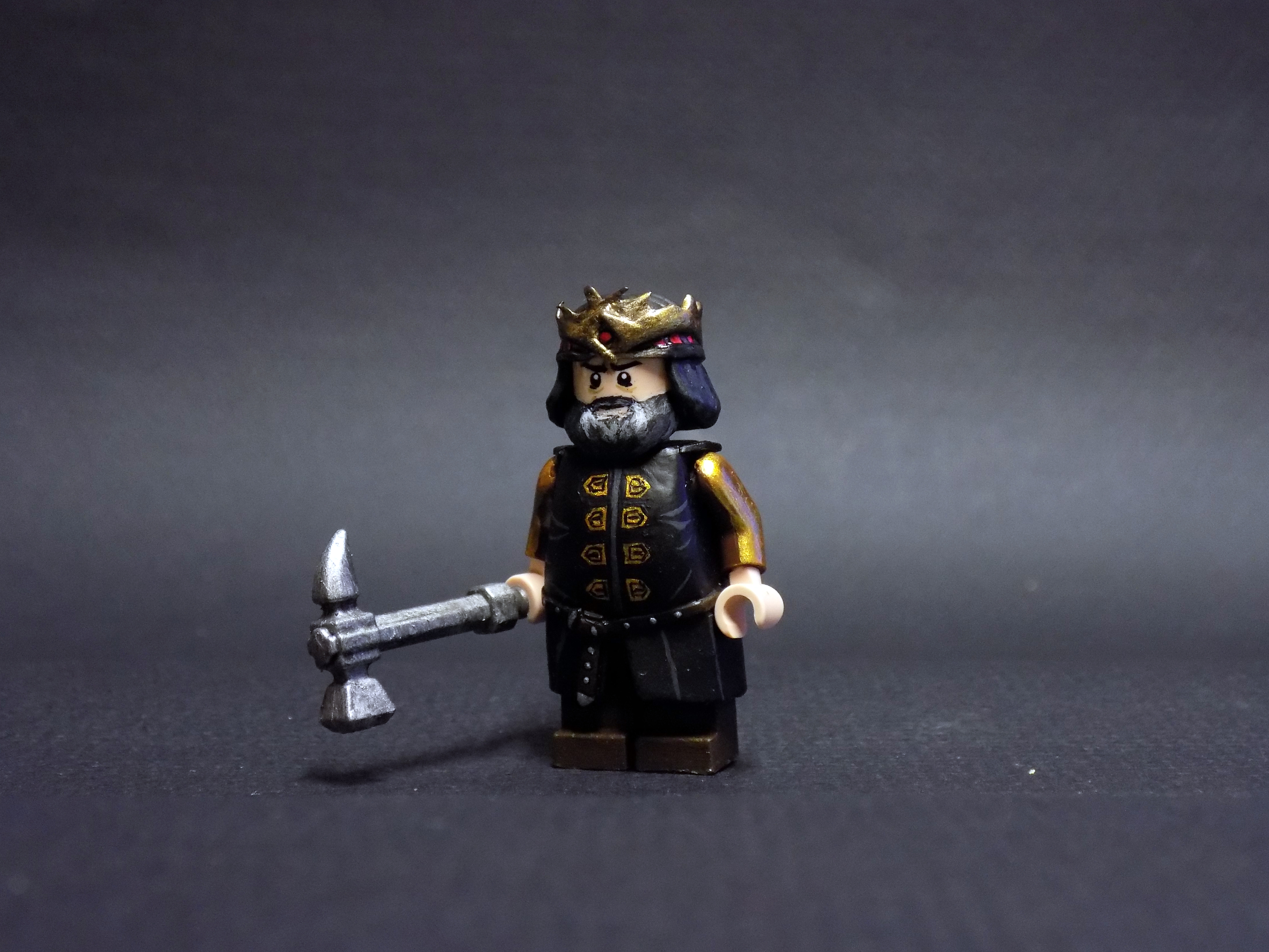 Robert Baratheon Lego minifigure with hammer HD Wallpaper