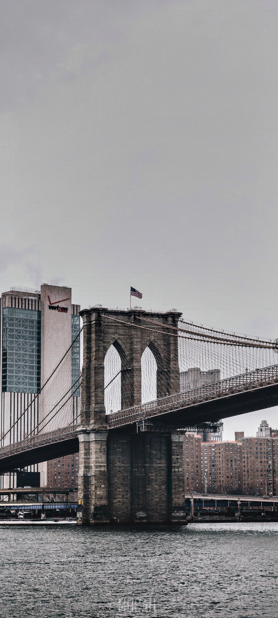 Brooklyn Bridge and Verizon building, New York City HD Phone Wallpaper