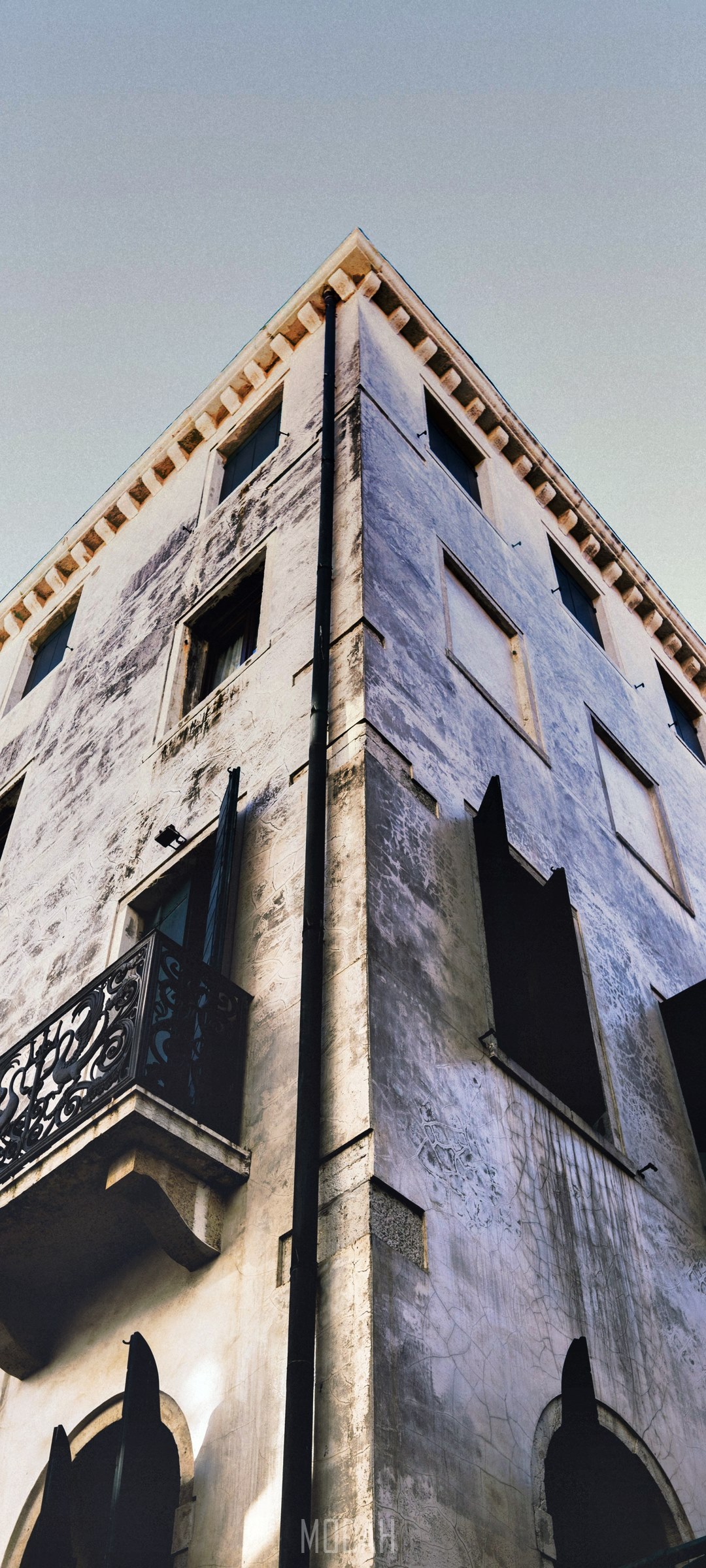 Corner of an old building with a balcony HD Phone Wallpaper