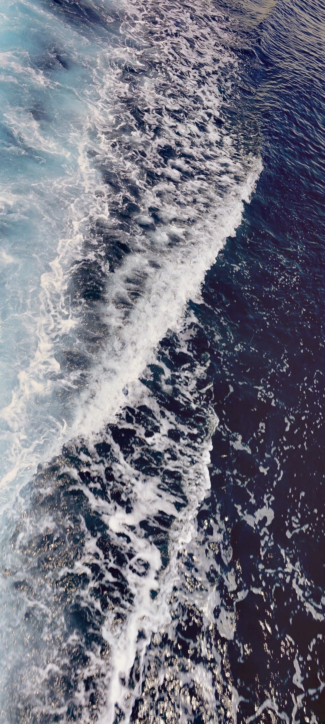 Ocean waves with foam and bubbles HD Phone Wallpaper