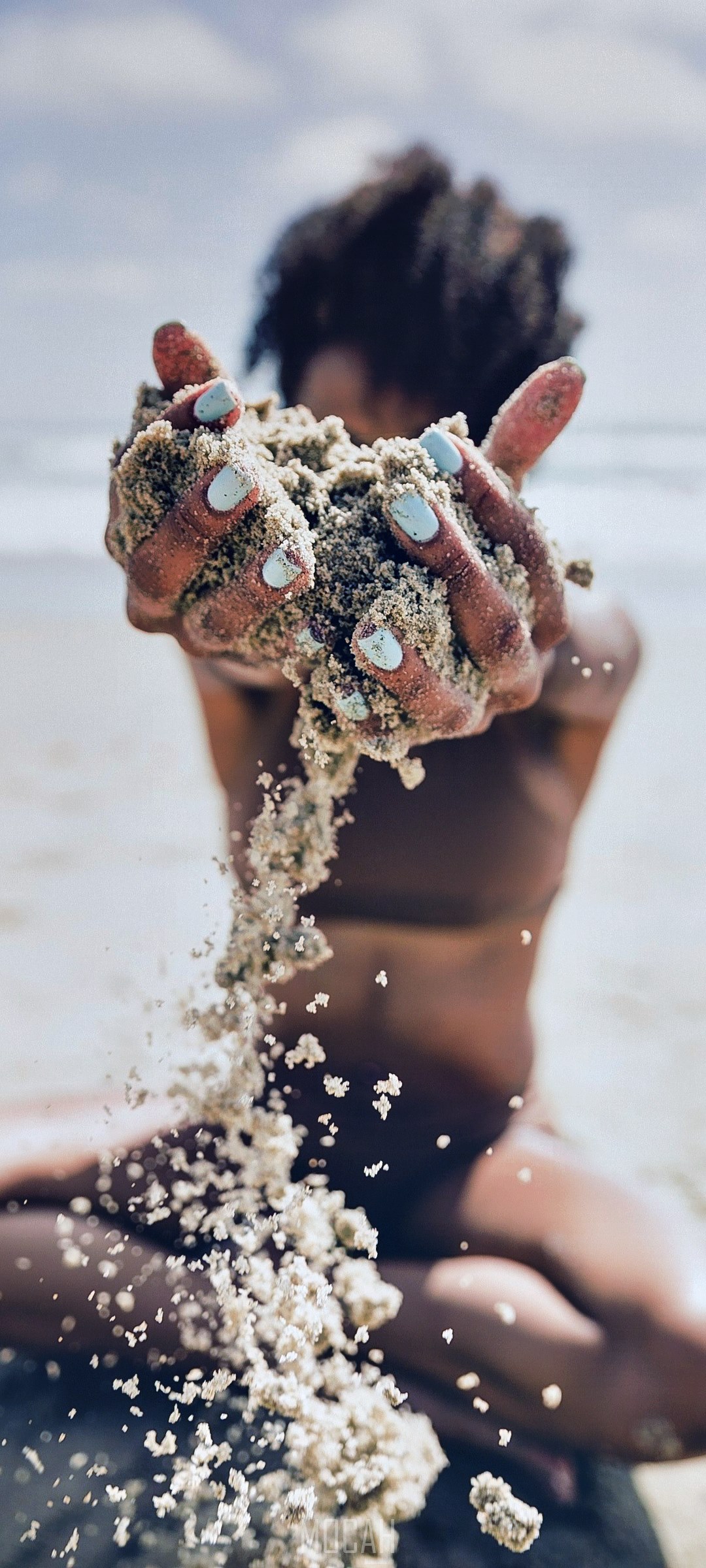 Woman holding sand at the beach HD Phone Wallpaper