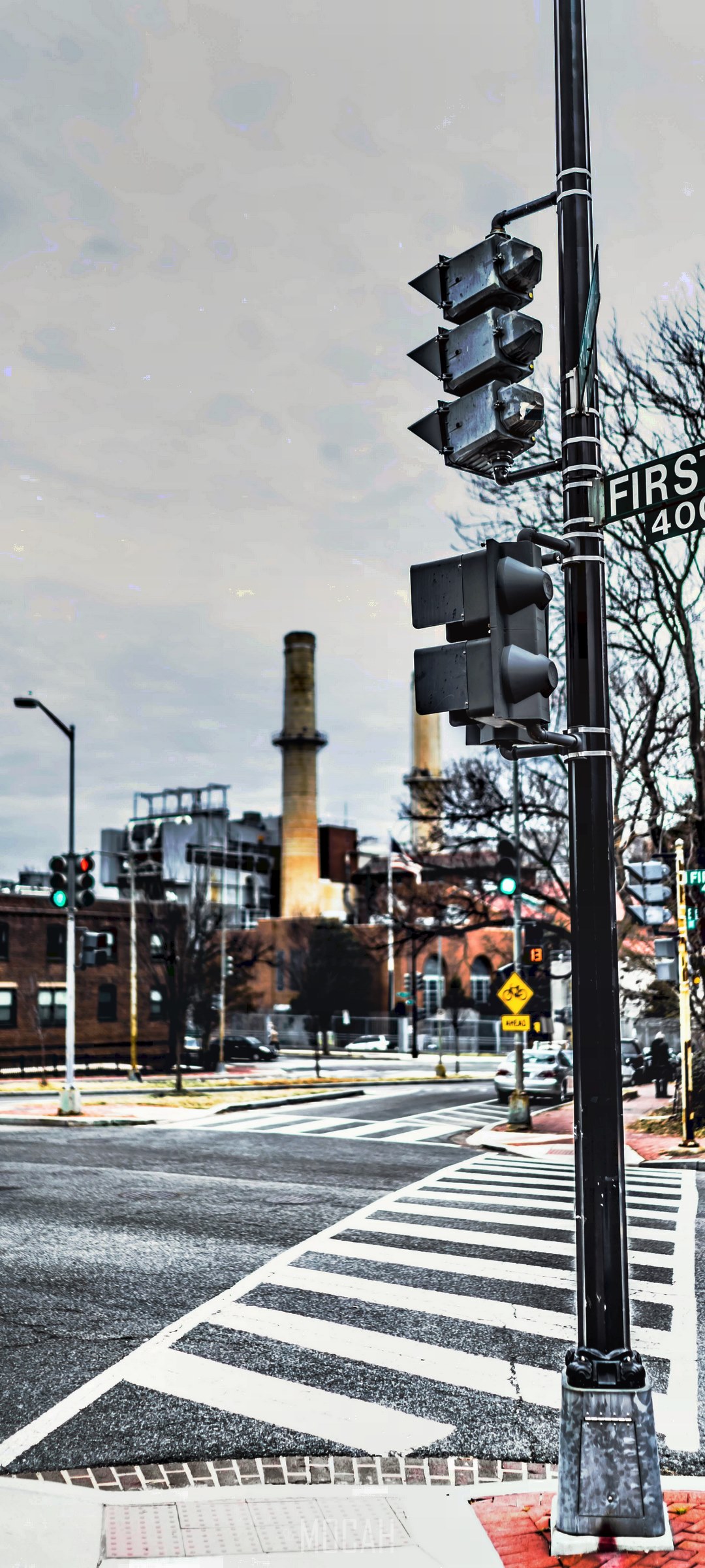 Traffic lights at First Street intersection HD Phone Wallpaper