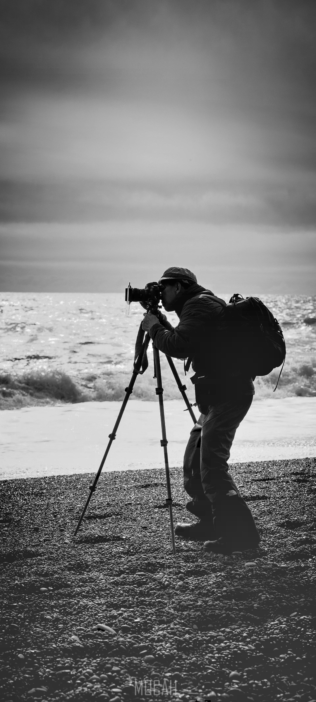 Photographer with tripod on a beach HD Phone Wallpaper