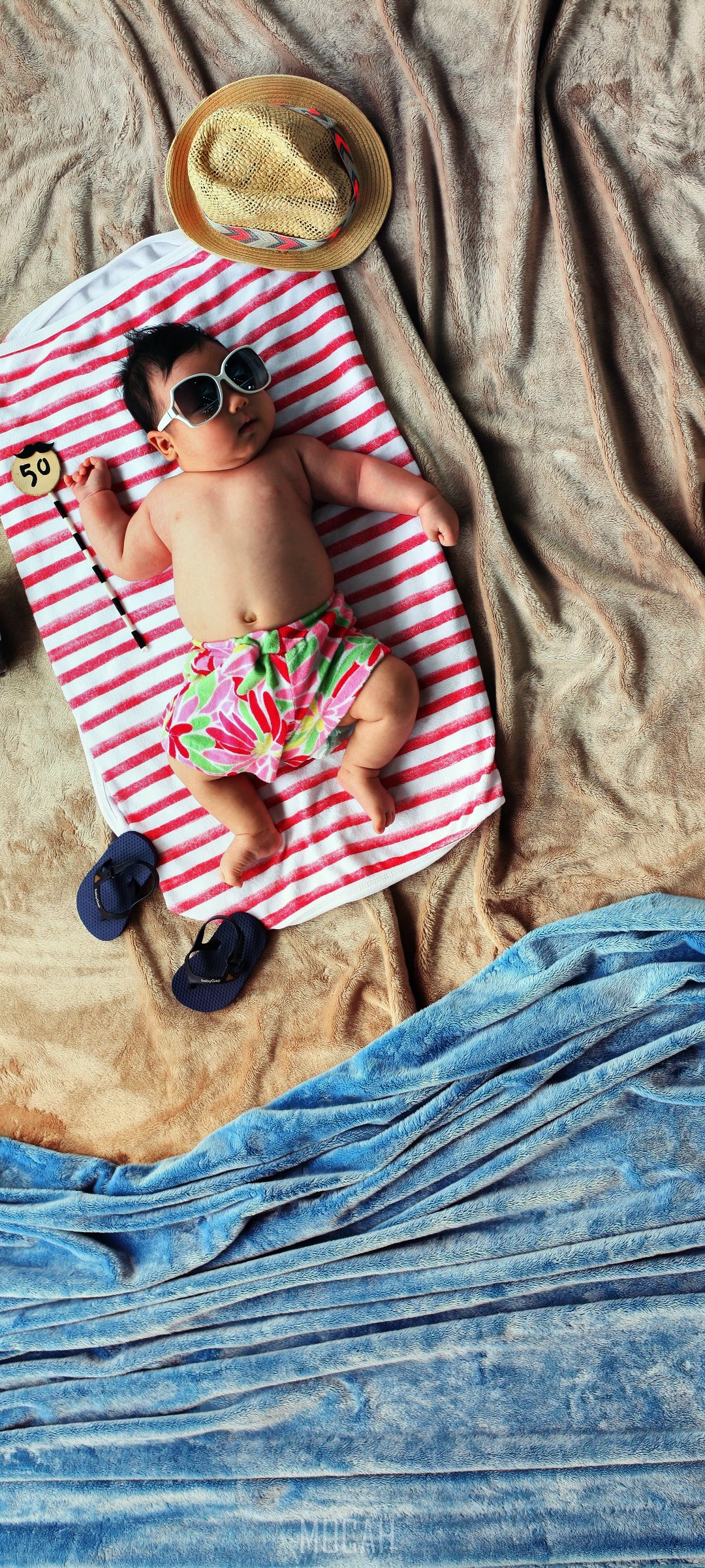 Baby on a beach towel with sunglasses and hat HD Phone Wallpaper