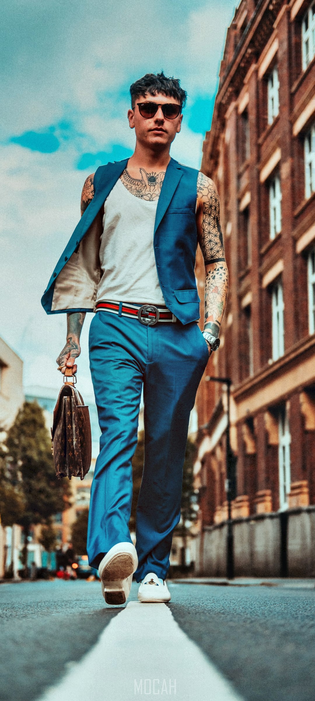 Man in blue suit walking in London HD Phone Wallpaper