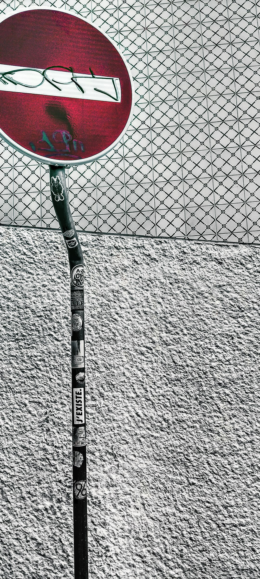 No entry sign with graffiti on pole HD Phone Wallpaper