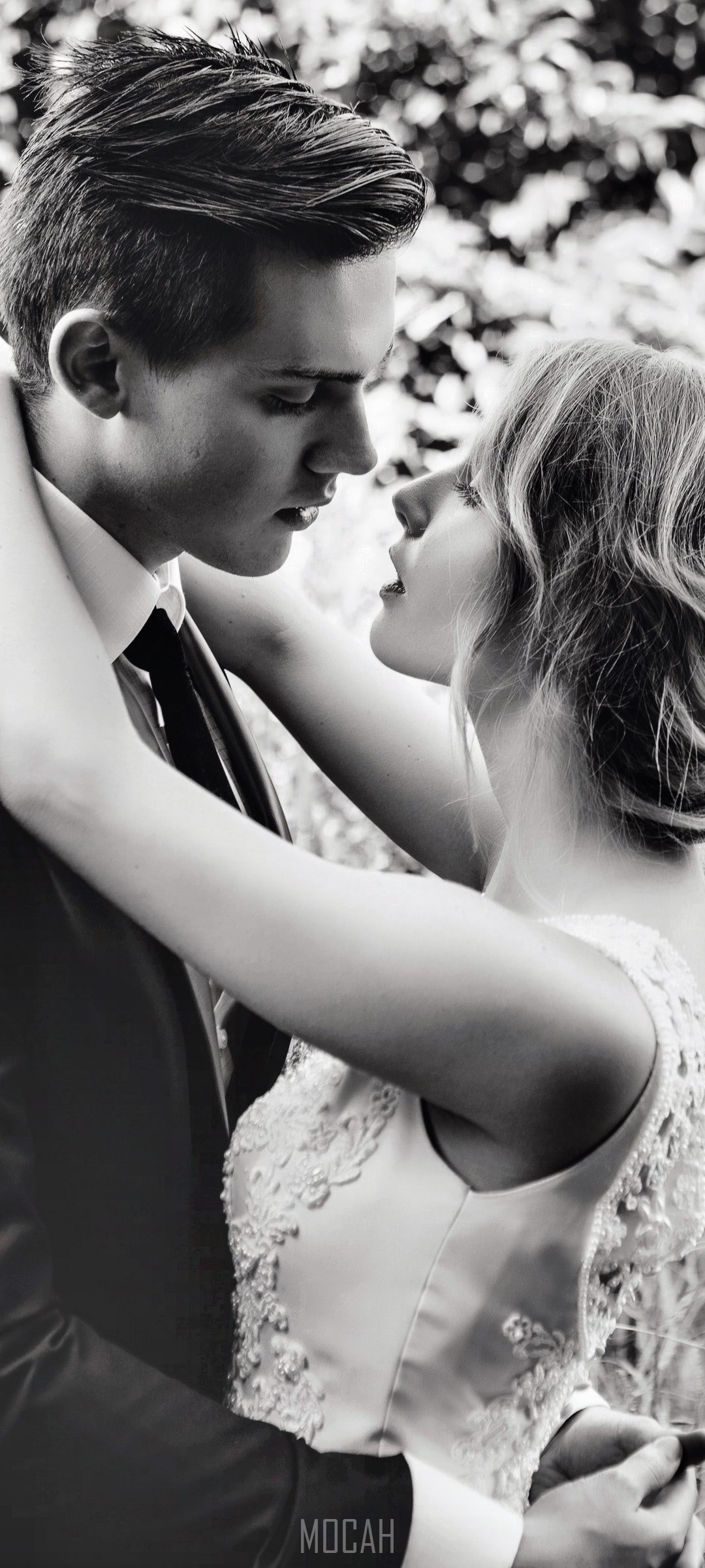 Bride and groom embracing and about to kiss HD Phone Wallpaper