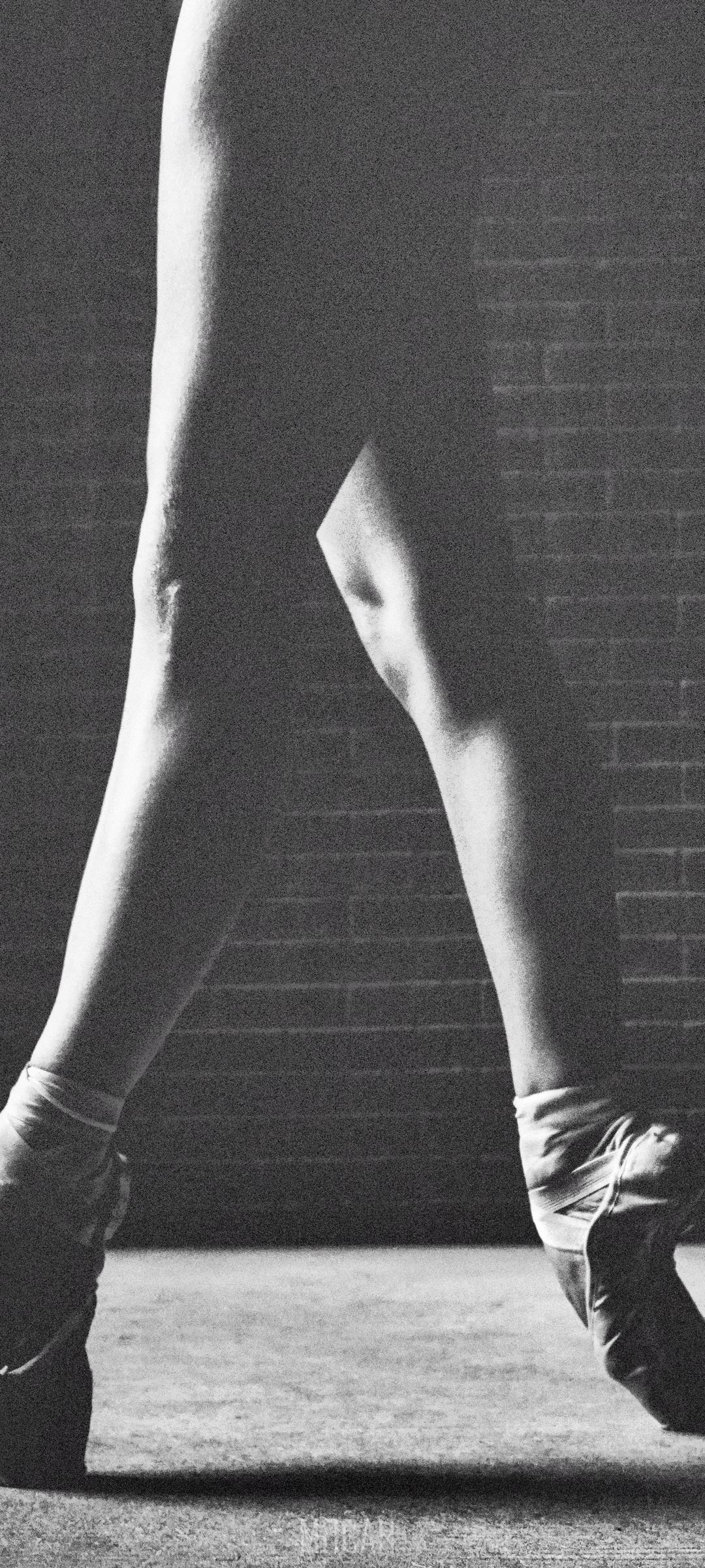 Ballet dancer's legs in pointe shoes HD Phone Wallpaper