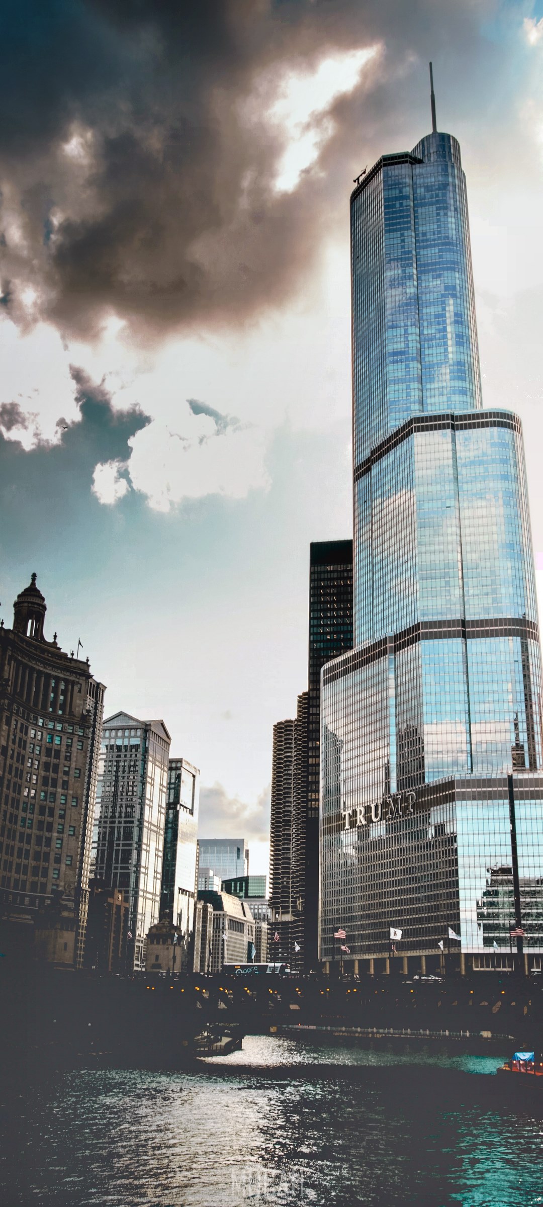 Trump International Hotel and Tower, Chicago River HD Phone Wallpaper