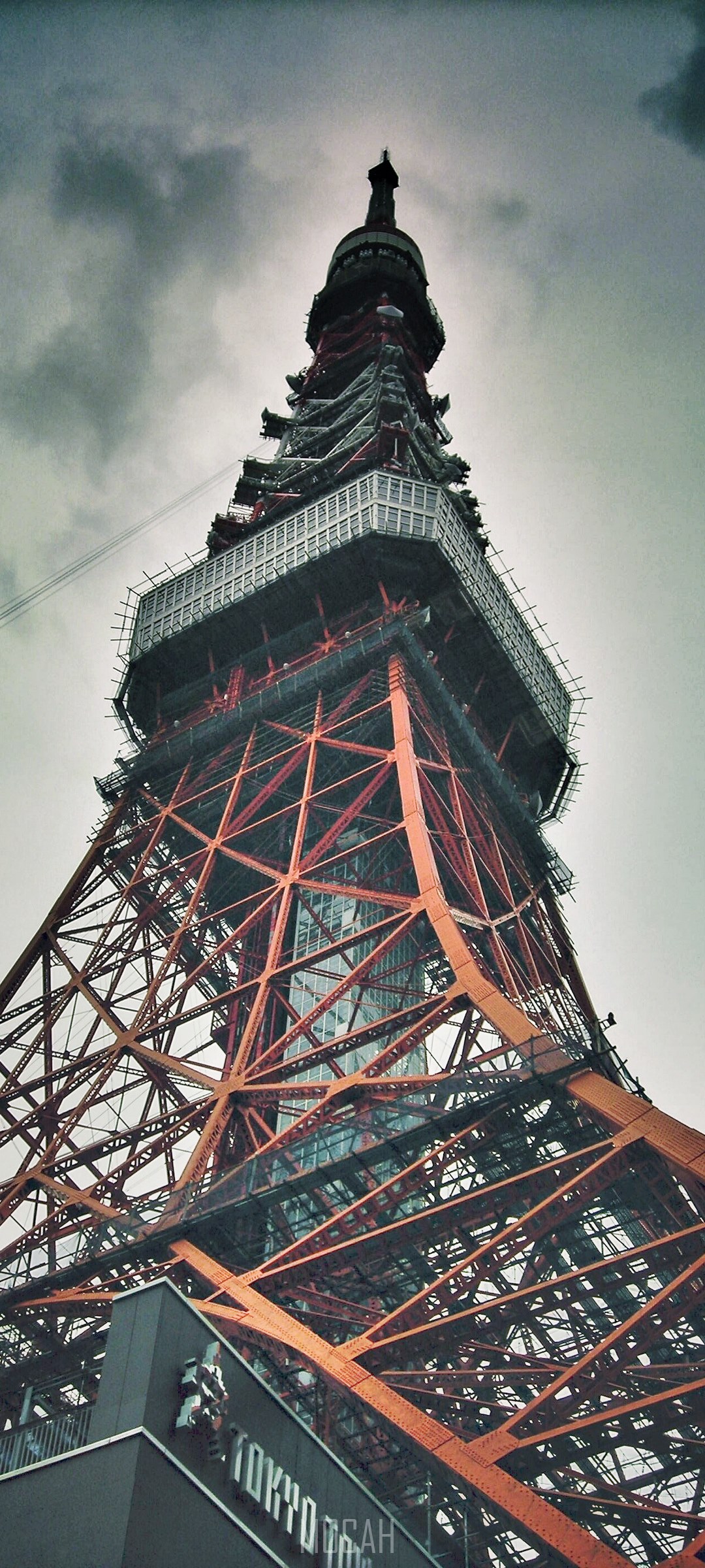 Tokyo Tower under construction, Japan HD Phone Wallpaper