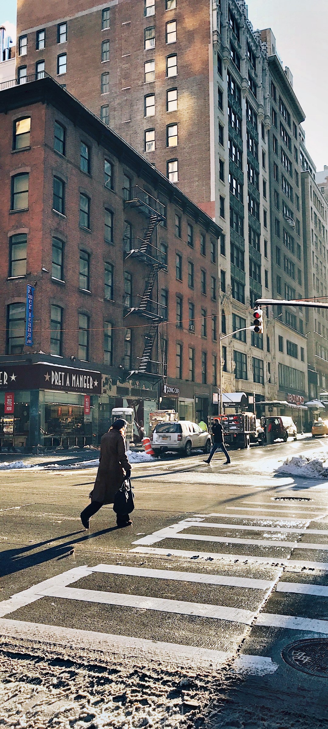 People crossing street in front of Pret A Manger HD Phone Wallpaper