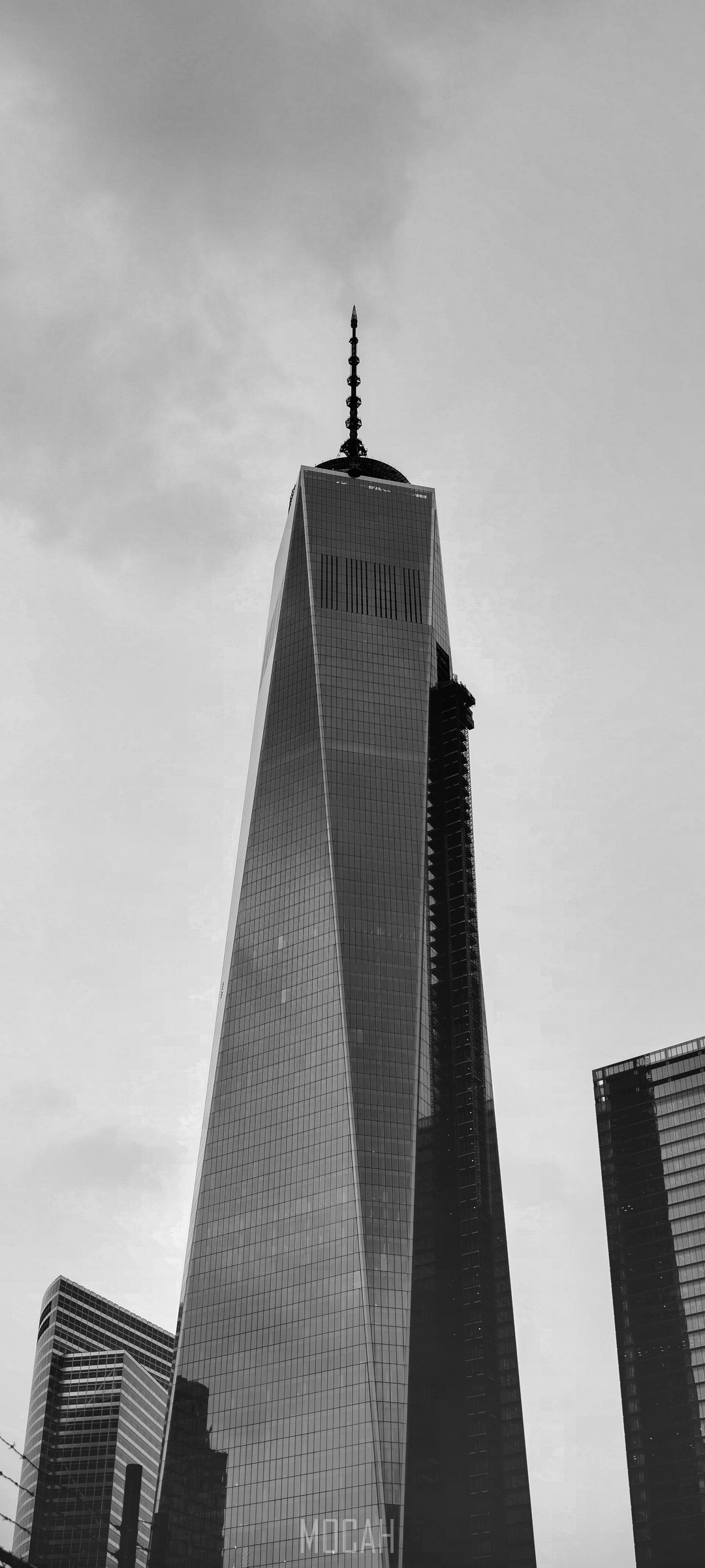 One World Trade Center in black and white HD Phone Wallpaper